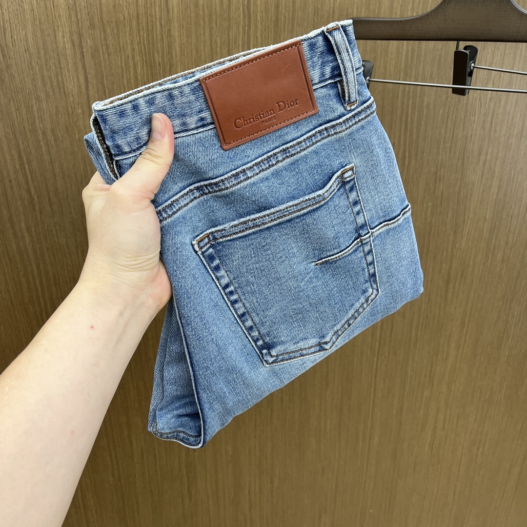 NO:421511,New product CD High-end custom quality 25SS spring and summer latest original single jeans are available at the counter and are sold in a simultaneous manner. Original customized reproduction. Customer-supplied hardware and accessories. Original single quality. Imported denim fabric heavy-working and fine line. Excellent upper body. Preferred single product A60 SIZE:30-38 No 35 37!  , jeans,alexander wang19860909新品 CD 高端定制品质 25SS春夏最新款原单牛仔裤 柜台同步发售 原版定制复刻 客供五金辅料 原单品质 进口牛仔面料重工洗水 做工走线精细 上身绝佳,优选单品A60 SIZE:30-38无35 37！,,jeans,alexander wang,Men's clothing