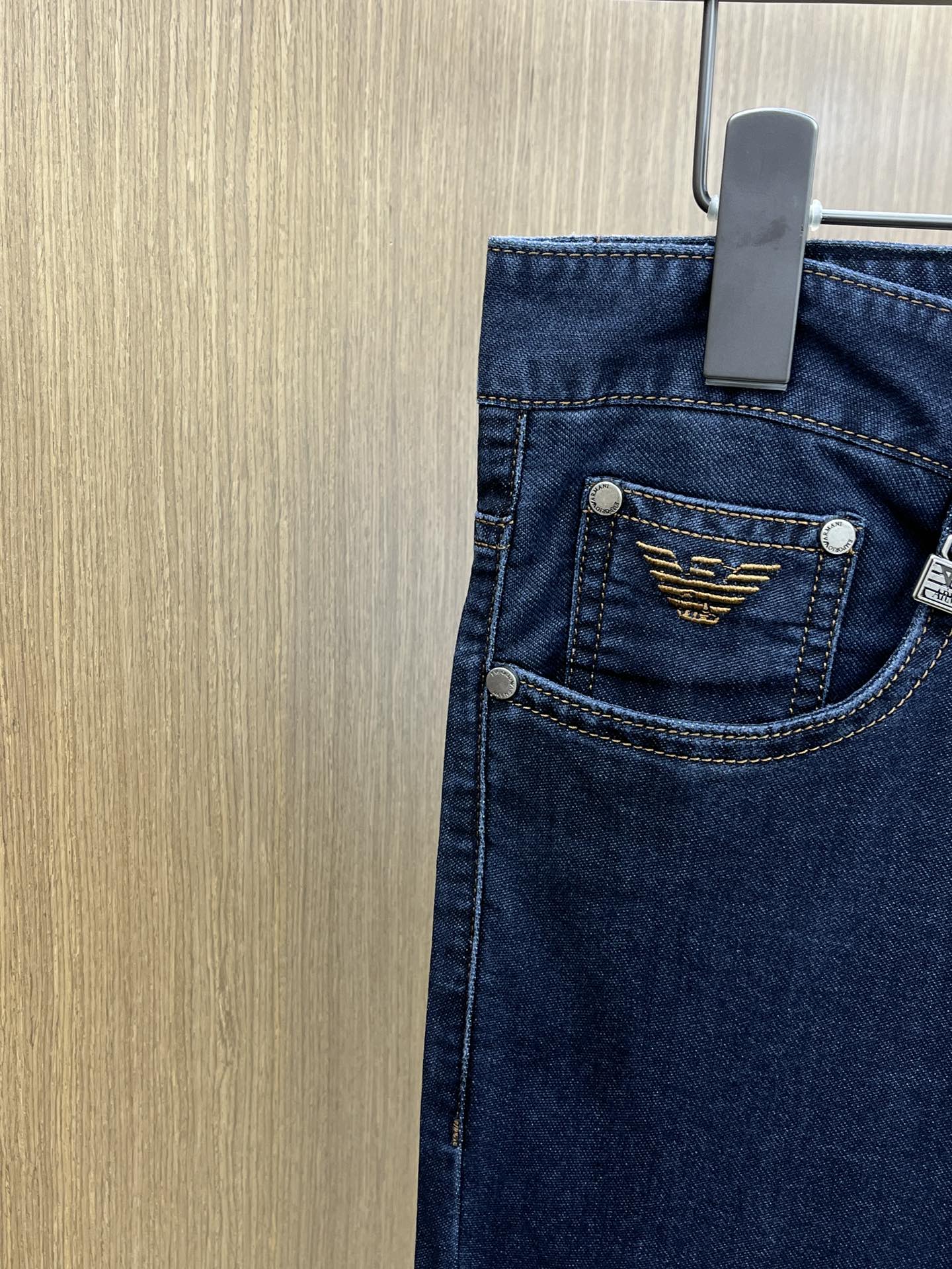 新品 AJ 🔥春夏新品休闲牛仔裤 官网同步发售，裤身工艺设计，进口客供辅料、东欧牛仔面料定制，代工厂出品