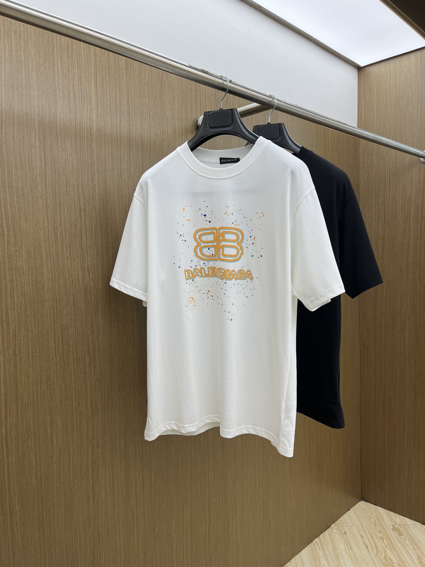 NO:454380,BBG exclusive first release, the latest product in early spring 2025, available at the counter at the same time, original singles, fashionable and casual round neck short-sleeved T-shirt, comfortable on the upper body!  Eye-catching and highlighted, using imported original fabric, top-grade printed embroidery craft letter pattern logo, simple but not lacking in fashion, fashionable and handsome upper body FDL code S-XXL, T-shirt,tees, t-shirt,alexander wang19860909BBG 独家首发 2025早春最新品,专柜同步有售,原单狠货,时尚休闲圆领短袖T恤,上身舒适！吸睛而有亮点,采用进口原版面料,顶级印花刺绣工艺字母图案logo,简单而不失时尚,上身时尚帅气 fdl码数S-XXL,,T-shirt,tees，t-shirt,alexander wang,Men's clothing