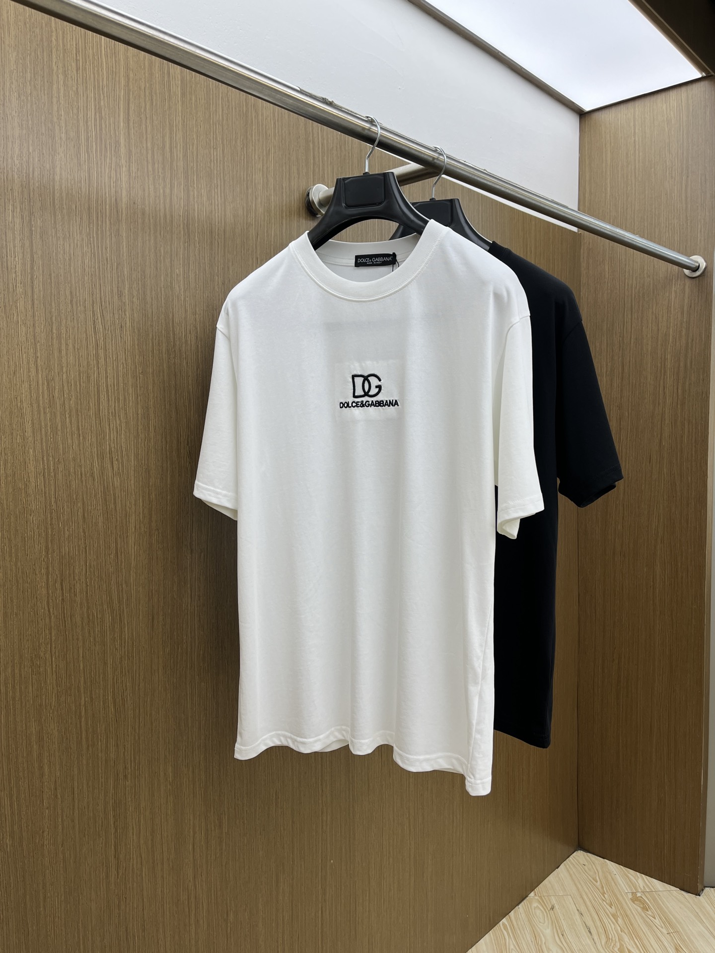 NO:454361,DG exclusive first release, the latest product in early spring 2025, available at the counter at the same time, original singles, fashionable and casual round neck short-sleeved T-shirt, comfortable on the upper body!  Eye-catching and highlighted, using imported original fabric, top-grade printed embroidery craft letter pattern logo, simple but not lacking in fashion, fashionable and handsome upper body FDL code S-XXL, T-shirt,tees, t-shirt,alexander wang19860909DG 独家首发 2025早春最新品,专柜同步有售,原单狠货,时尚休闲圆领短袖T恤,上身舒适！吸睛而有亮点,采用进口原版面料,顶级印花刺绣工艺字母图案logo,简单而不失时尚,上身时尚帅气 fdl码数S-XXL,,T-shirt,tees，t-shirt,alexander wang,Men's clothing