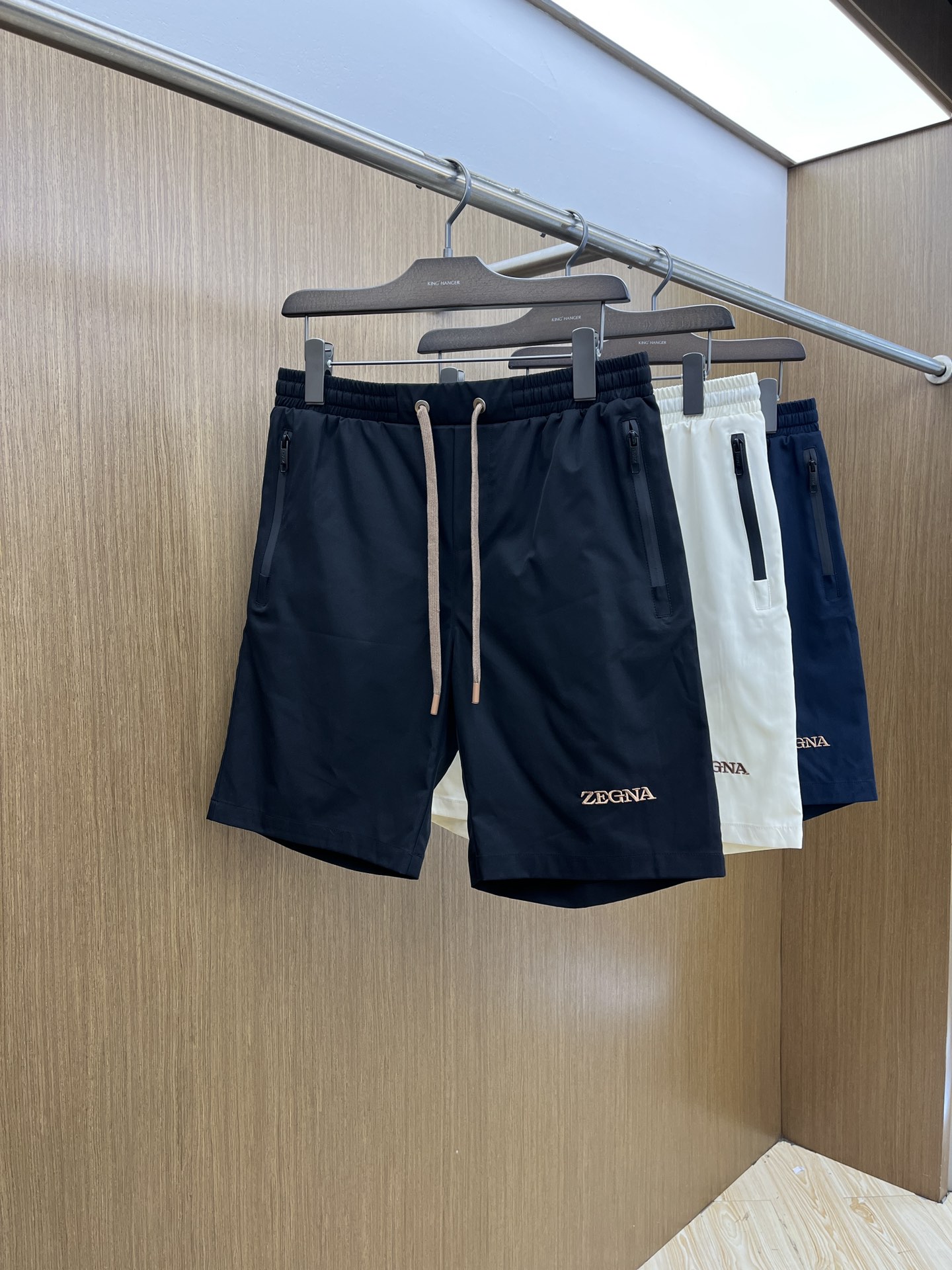 新品 ZZ 25SS新款杰尼亚休闲短裤，空气层科技面料，表层朱迪纹理，底面平纹面料，看着就特别的干净，显