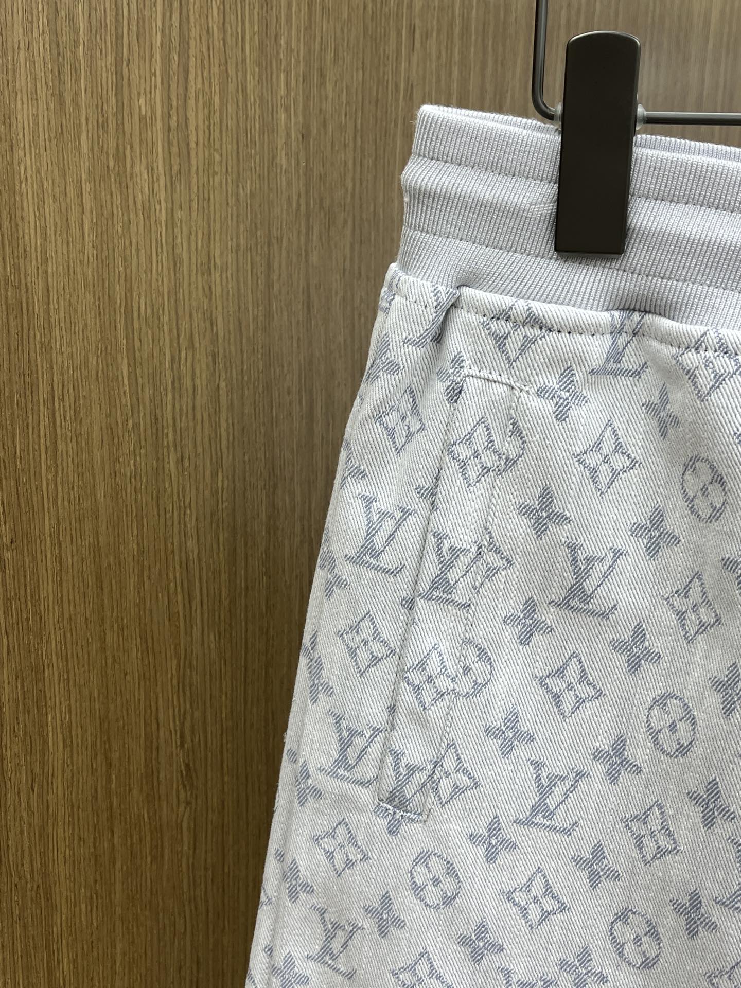 新品 LV 🔥🩳独家专供新款 短裤高端版本！定制面料 透气舒适度高，细节无可挑剔，品牌元素设计理念，体现