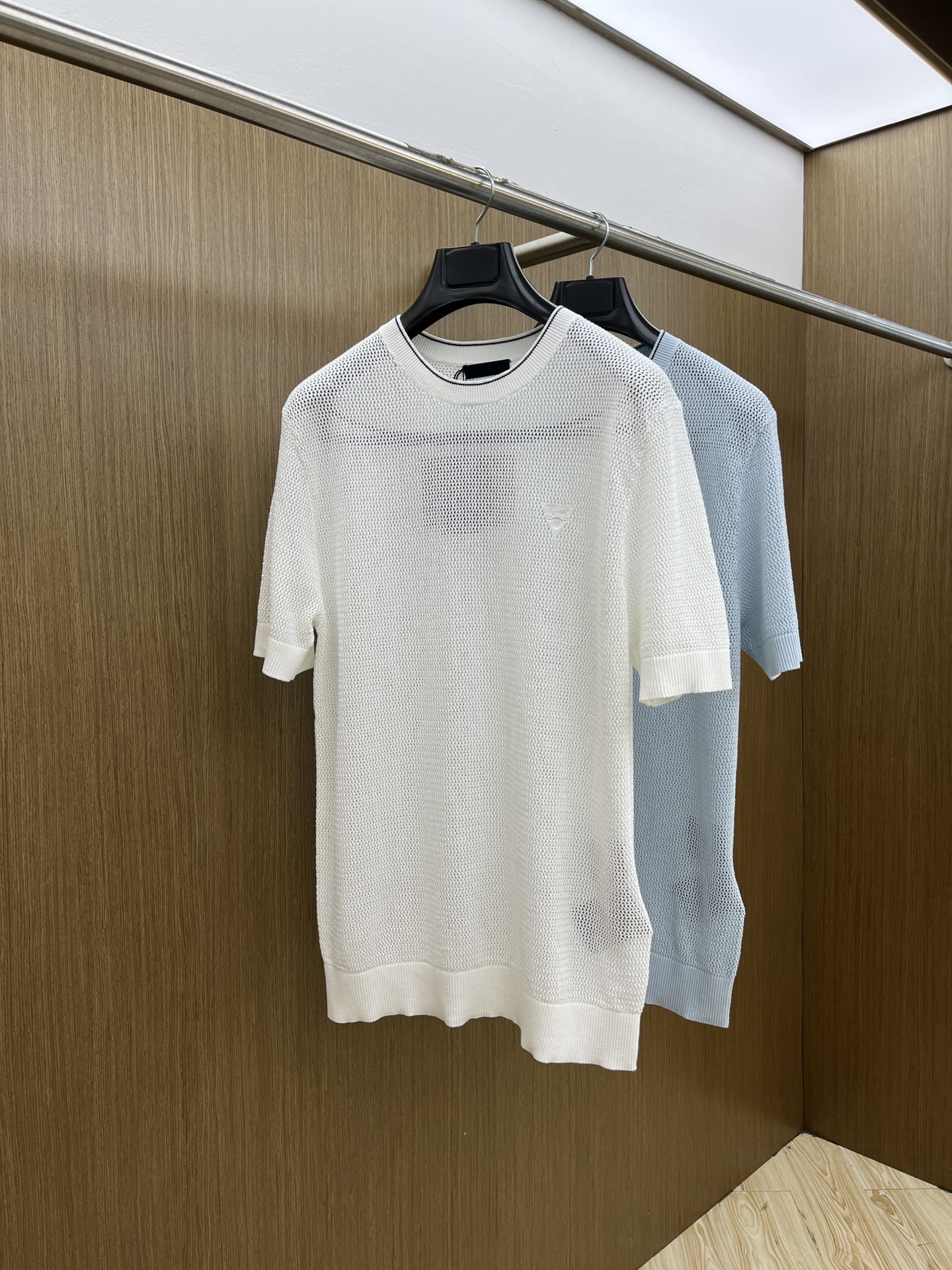 NO:425455,PRADA/Prada 2025 new triangle logo hollow mesh knitted T-shirt continues PRADA's ultimate pursuit of material and structure. This knitted short sleeve adopts breathable mesh design to create a light and cool wearing experience. The whole piece adopts high-density knitting techniques, which not only ensures the three-dimensional style but also enhances the overall texture. The same-color triangle logo embroidery vaguely visible on the chest, GZ presents the brand's consistent restraint and exquisiteness. Color blue white Size S-XXL,,prada,prada,T-shirt,tees,t-shirt,alexander wang19860909PRADA/普拉达2025新款三角标镂空网眼针织T恤 延续PRADA对材质与结构的极致追求,这款针织短袖采用透气网眼设计,营造轻盈凉感的穿着体验.整件采用高密针织技法,既保证了立体版型,又提升了整体质感.胸前隐约可见的同色三角Logo刺绣,GZ呈现品牌一贯的克制与精致. 颜色蓝色 白色 尺码S-XXL,,prada,prada,T-shirt,tees，t-shirt,alexander wang,Men's clothing