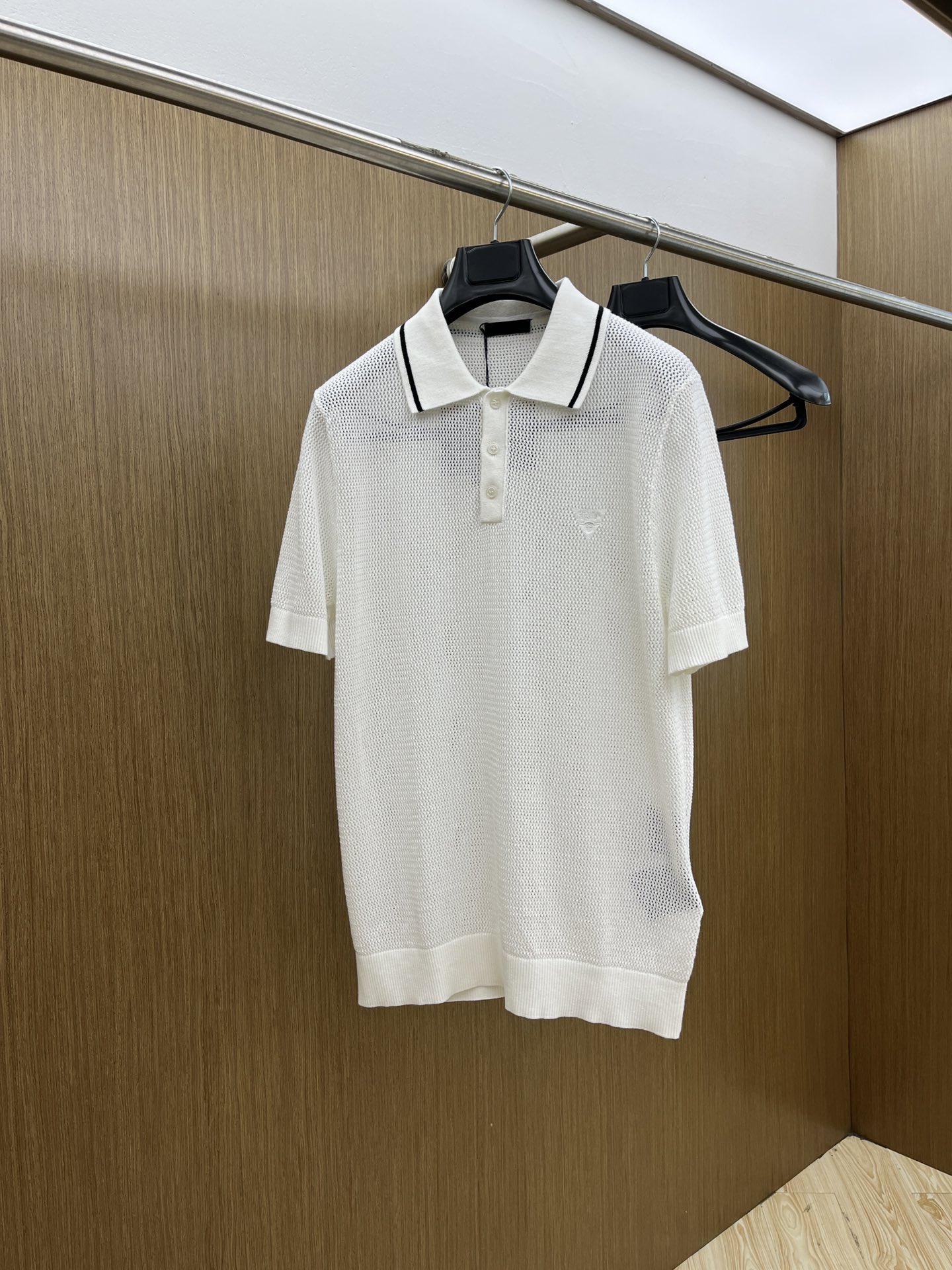 NO:427749,PRADA/Prada 2025 summer new knitted triangle short-sleeved polo shirt Who can reject these two hollow Polo shirts of Prada!  The beige is gentle, light blue is refreshing, and the color is suitable for the summer atmosphere. The unique hollow design is fashionable and breathable, and the inner layer is exposed inadvertently, and the layering is full. The collar contrasting lines are exquisite, and the brand logo is low-key and luxurious. The fabric is comfortable and skin-friendly. Paired with casual pants or shorts, GZ can easily create a high-end outfit whether it is on a daily street or on vacation, and it is a perfect fashionable C-position item!  Color white Size S-XXL, prada, prada, shorts, T-shirt, alexander wang19860909PRADA/普拉达2025夏季新款针织三角标短袖polo衫 谁能拒绝Prada这两款镂空Polo衫！米白温柔,浅蓝清爽,颜色适配夏日氛围.独特镂空设计,兼具时尚与透气,不经意间露出内搭,层次感拉满. 领口撞色线条精致,品牌标识低调奢华.面料舒适亲肤,搭配休闲裤或短裤,无论是日常出街还是度假,GZ都能轻松打造高级感穿搭,妥妥的时尚C位单品！ 颜色白色 尺码S-XXL,,prada,prada,shorts,T-shirt,alexander wang,Men's clothing