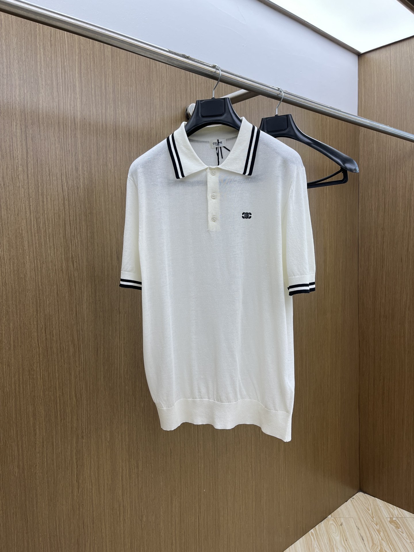 NO:427752,Celine/Celine 2025 new Arc de Triomphe knitted lapel Polo shirt is simple but not lacking in style. CELINE This knitted white Polo shirt has a classic style that meets exquisite details. Black and white contrasting stripes outline the neckline and cuffs, showing elegance in agility. The iconic logo on the chest is low-key, telling French romance and luxury. Selecting excellent fabrics, soft and skin-friendly. Whether it is matched with casual jeans or casual trousers, you can easily create a high-end atmosphere outfit. GZ interprets your unique fashion attitude. Color white Size S-XXL, celine, celine, alexander wang19860909Celine/赛琳2025新款凯旋门针织翻领Polo衫 简约而不失格调,CELINE 这款针织白色Polo衫,经典版型邂逅精致细节.黑白撞色条纹勾勒领口与袖口,灵动间尽显优雅.胸前标志性徽标低调闪耀,诉说着法式浪漫与奢华.甄选上乘面料,触感柔软亲肤,无论是搭配休闲牛仔,还是休闲西裤、都能轻松打造出高级氛围感穿搭,GZ诠释独属于你的时尚态度. 颜色白色 尺码S-XXL,,celine,celine,alexander wang,Men's clothing