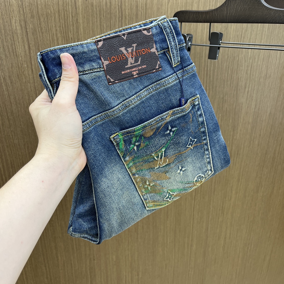 NO:427717,Price adjustment New LV high-end customization, the latest jeans in early spring 2025 are released simultaneously on the counter. Original custom reproduction. Customer-supplied hardware and accessories. Original quality. Imported denim fabric heavy-duty washing. Boutique leather brand. Fine workmanship and excellent upper body!  FMZ preferred single product number 30-38 no 35.37, louis vuitton,jeans,alexander wang19860909调价 新款 LV 高端定制、2025早春最新款牛仔裤 柜台同步发售 原版定制复刻 客供五金辅料 原单品质 进口牛仔面料重工洗水 精品皮牌 做工走线精细 上身绝佳！fmz优选单品 码数30-38无35.37,,louis vuitton,jeans,alexander wang,Men's clothing