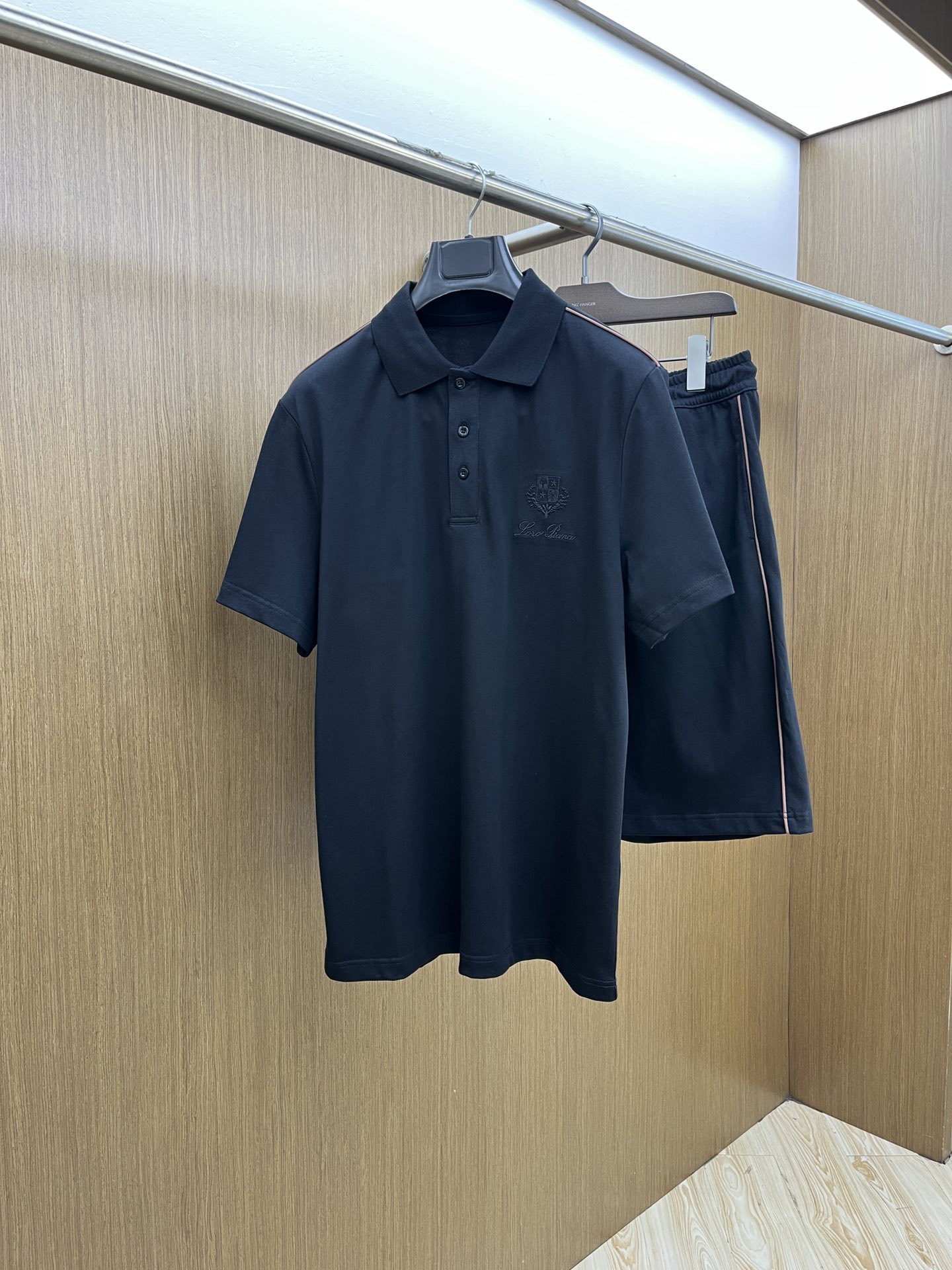 NO:481433,/Set of LP 1955ss Summer New Casual Set!  Exclusive custom sweatshirt cotton fabric, celebrities’ favorite fashion-flavored casual suit, simple and generous, embroidered webbing design, craft design!  Clean and neat tailored, full of urban style. It is available for exclusive top-quality custom fabrics, soft and dry, and the upper body has a crisp and stylish effect. The three-dimensional cutting process, the style is high-standard, the right and right silhouette version is not tight, just feel good when worn. Such a large number of top-quality raw materials create high-end products with unparalleled value. The first choice for high-end fashion and fashion people, the bok upper body effect is super good!  Size M-3XL, loro piana, hoodie, sweatshirts, alexander wang19860909/套 LP 1955ss夏季新品休闲套装！独家定制卫衣棉面料,明星最爱时装味休闲套装 简单大方 刺绣织带设计 工艺设计！干净利落剪裁 都市风十足 可供独家顶级定制面料,手感软糯干爽,上身效果挺括有型.立体裁剪工艺,版型上都是高标准,恰当好处的廓型版,又恰恰不紧绷,穿上心情就好,如此众多的顶级原料,打造出价值感无与伦比的高端产品,高端潮流时尚人士首选,bok上身效果超级好看！ 尺码M-3XL,,loro piana,hoodie,sweatshirts,alexander wang,Men's clothing