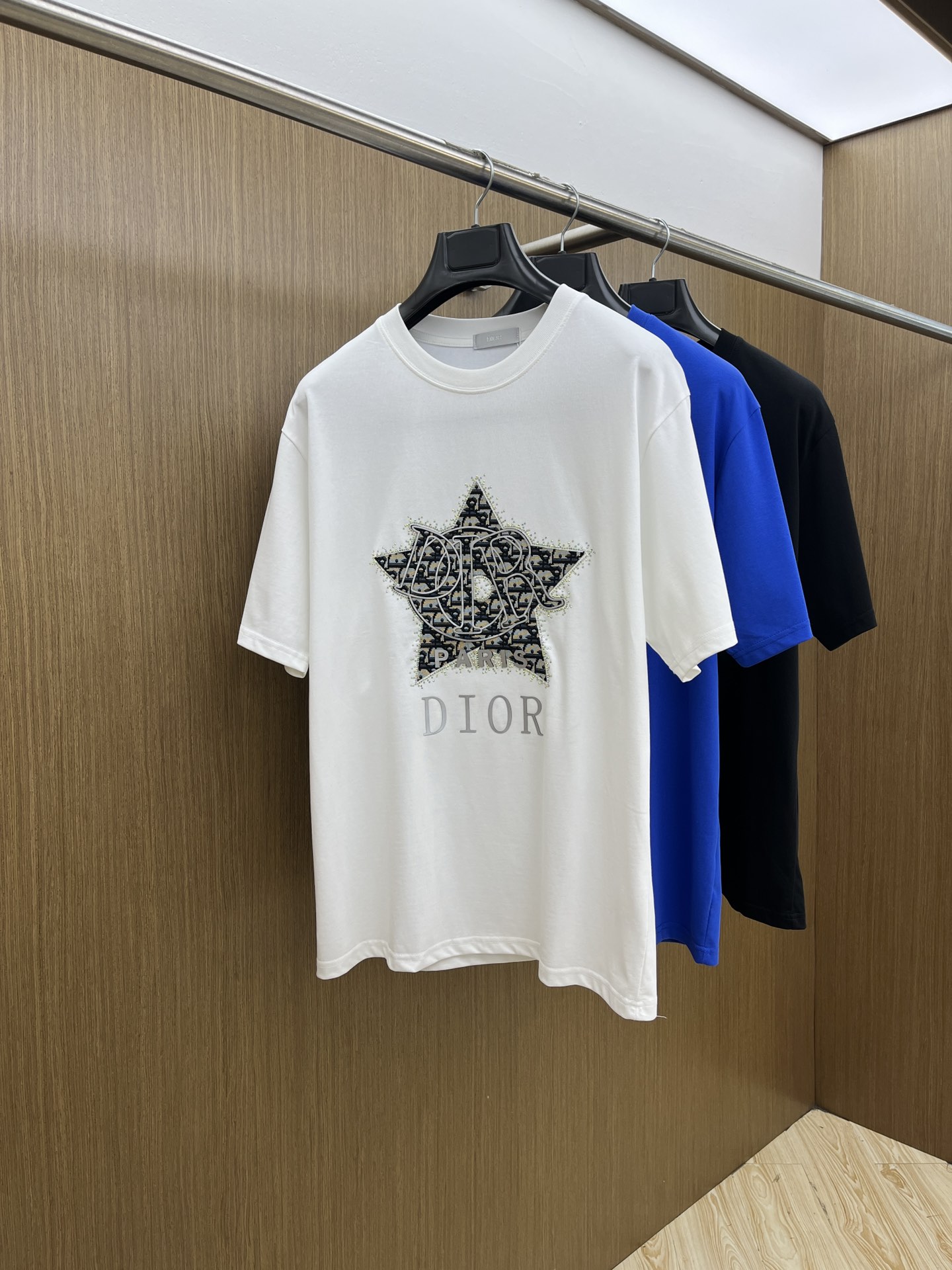 NO:421510,New product, exclusive first release of CD, the latest product in early spring 2025, available at the counter at the same time, original singles, fashionable and casual round neck short-sleeved T-shirt, comfortable on the upper body!  Eye-catching and highlighted, using imported original fabric, top-grade printed embroidery craft letter pattern logo, simple but not lacking in fashion, fashionable and handsome upper body FDL code S-XXL, T-shirt,tees, t-shirt,alexander wang19860909新品 CD独家首发 2025早春最新品,专柜同步有售,原单狠货,时尚休闲圆领短袖T恤,上身舒适！吸睛而有亮点,采用进口原版面料,顶级印花刺绣工艺字母图案logo,简单而不失时尚,上身时尚帅气 fdl码数S-XXL,,T-shirt,tees，t-shirt,alexander wang,Men's clothing