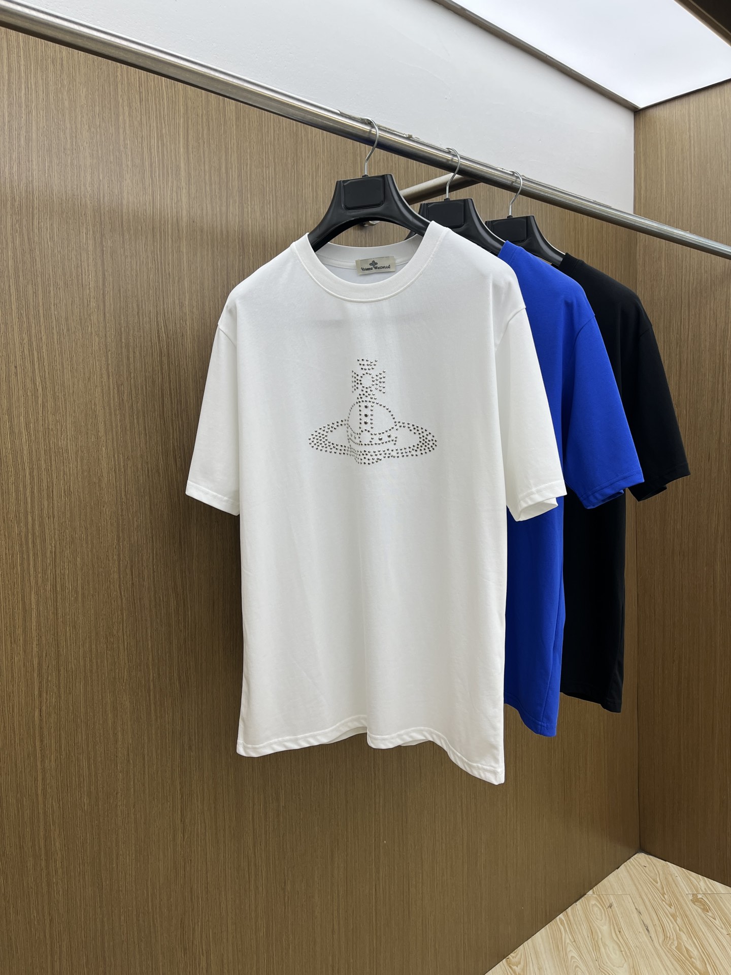 NO:421518,New product VW exclusive first release, the latest product in early spring 2025, available at the counter at the same time, original singles, fashionable and casual round neck short-sleeved T-shirt, comfortable on the upper body!  Eye-catching and highlighted, using imported original fabric, top-grade printed embroidery craft letter pattern logo, simple but not lacking in fashion, fashionable and handsome upper body FDL code S-XXL, T-shirt,tees, t-shirt,alexander wang19860909新品 VW 独家首发 2025早春最新品,专柜同步有售,原单狠货,时尚休闲圆领短袖T恤,上身舒适！吸睛而有亮点,采用进口原版面料,顶级印花刺绣工艺字母图案logo,简单而不失时尚,上身时尚帅气 fdl码数S-XXL,,T-shirt,tees，t-shirt,alexander wang,Men's clothing