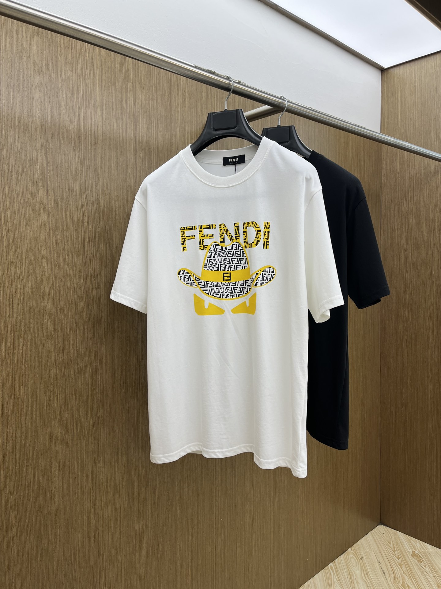 NO:421528,New product FD exclusive first release, the latest product in early spring 2025, available at the counter at the same time, original singles, fashionable and casual round neck short-sleeved T-shirt, comfortable on the upper body!  Eye-catching and highlighted, using imported original fabric, top-grade printed embroidery craft letter pattern logo, simple but not lacking in fashion, fashionable and handsome upper body FDL code S-XXL, T-shirt,tees, t-shirt,alexander wang19860909新品 FD 独家首发 2025早春最新品,专柜同步有售,原单狠货,时尚休闲圆领短袖T恤,上身舒适！吸睛而有亮点,采用进口原版面料,顶级印花刺绣工艺字母图案logo,简单而不失时尚,上身时尚帅气 fdl码数S-XXL,,T-shirt,tees，t-shirt,alexander wang,Men's clothing