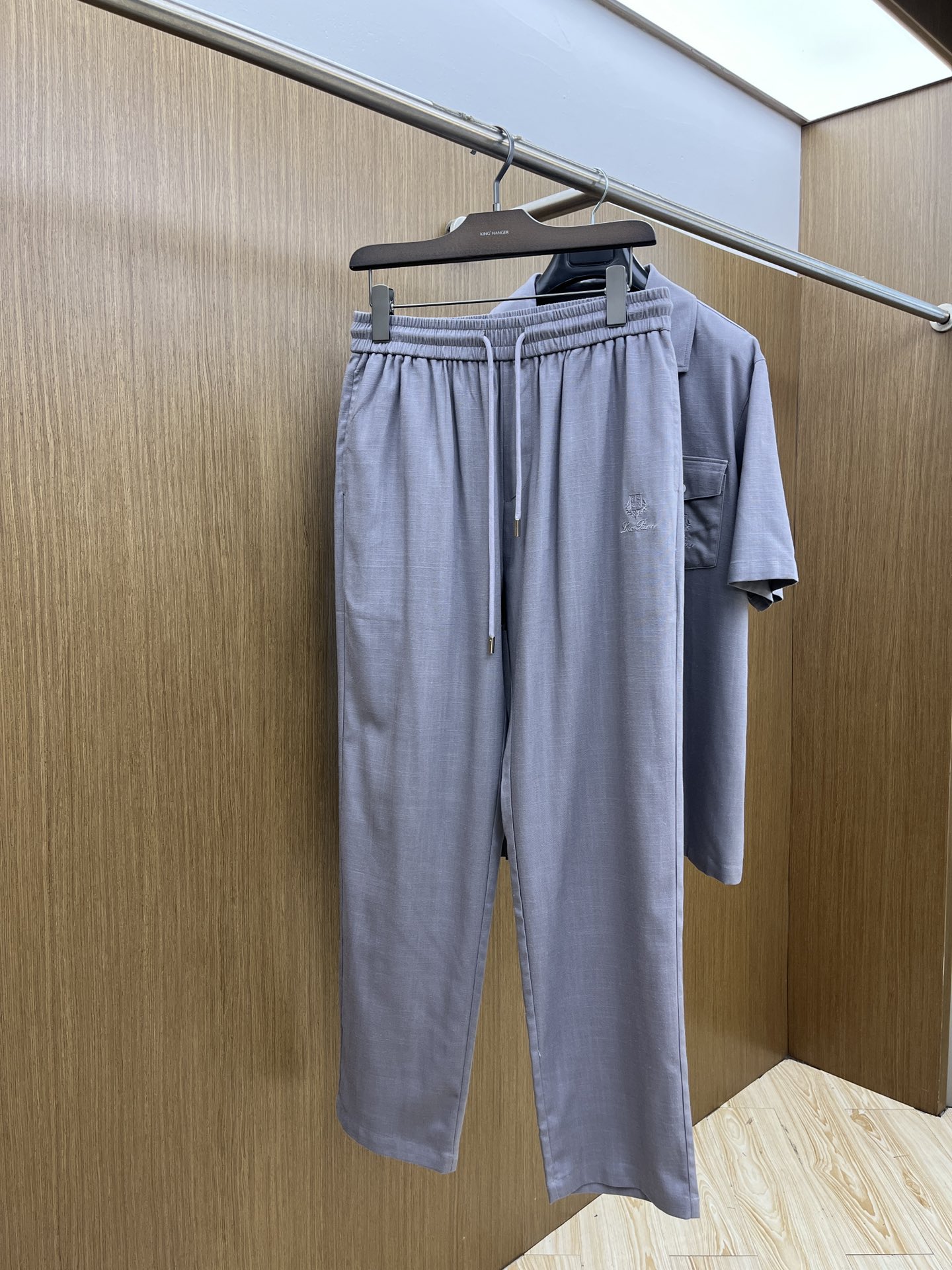 /套 lp。🔥ss春夏新品套装Polo短袖+卫裤进口棉麻面料，内里包边走线均匀细致，密而不乱彰显大厂做派