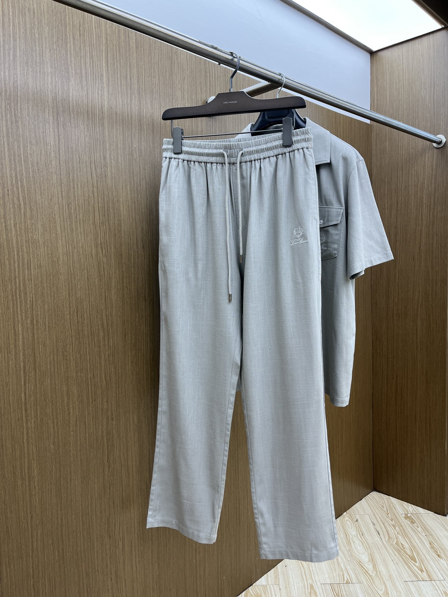 /套 lp。🔥ss春夏新品套装Polo短袖+卫裤进口棉麻面料，内里包边走线均匀细致，密而不乱彰显大厂做派