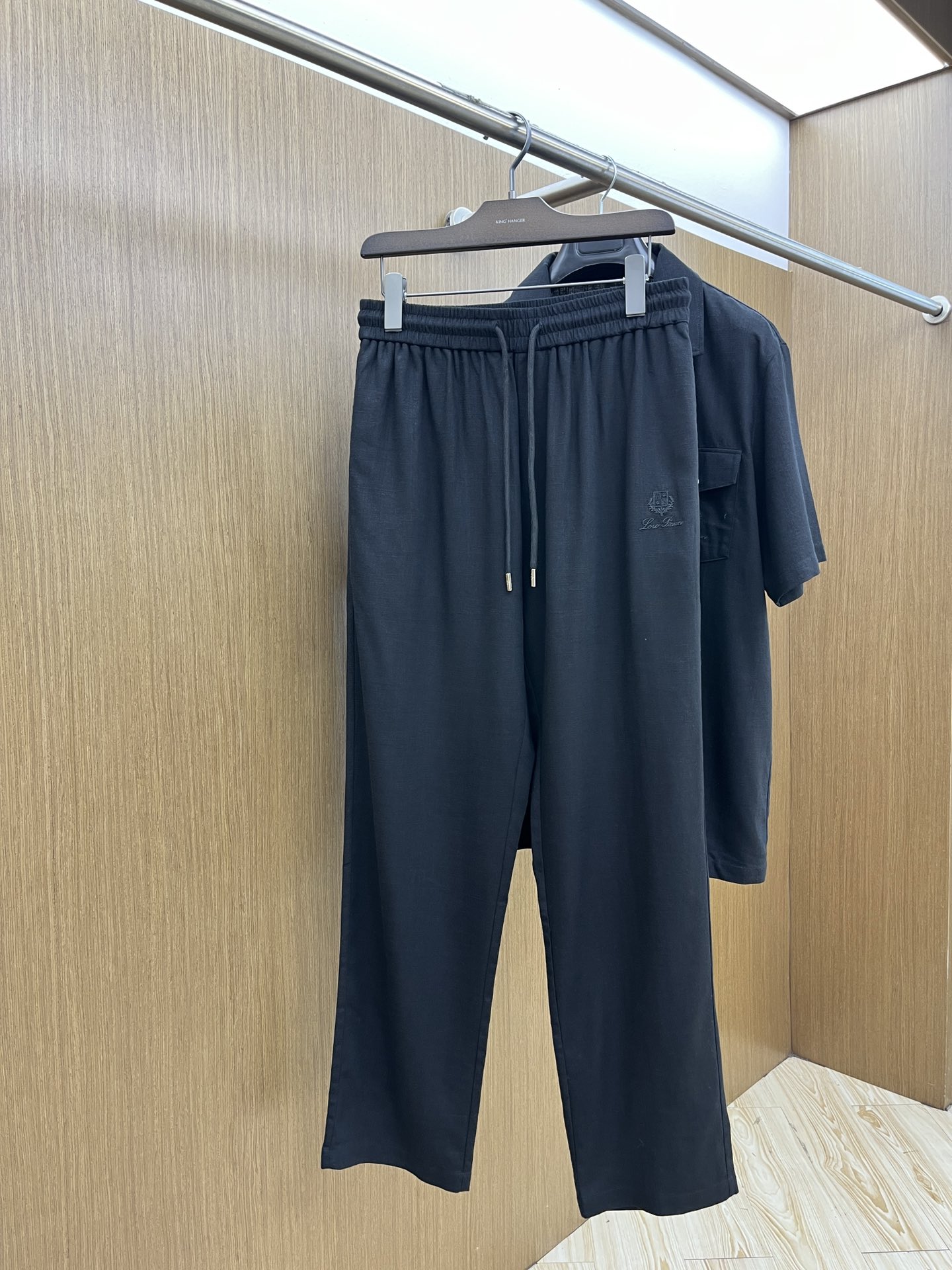 /套 lp。🔥ss春夏新品套装Polo短袖+卫裤进口棉麻面料，内里包边走线均匀细致，密而不乱彰显大厂做派