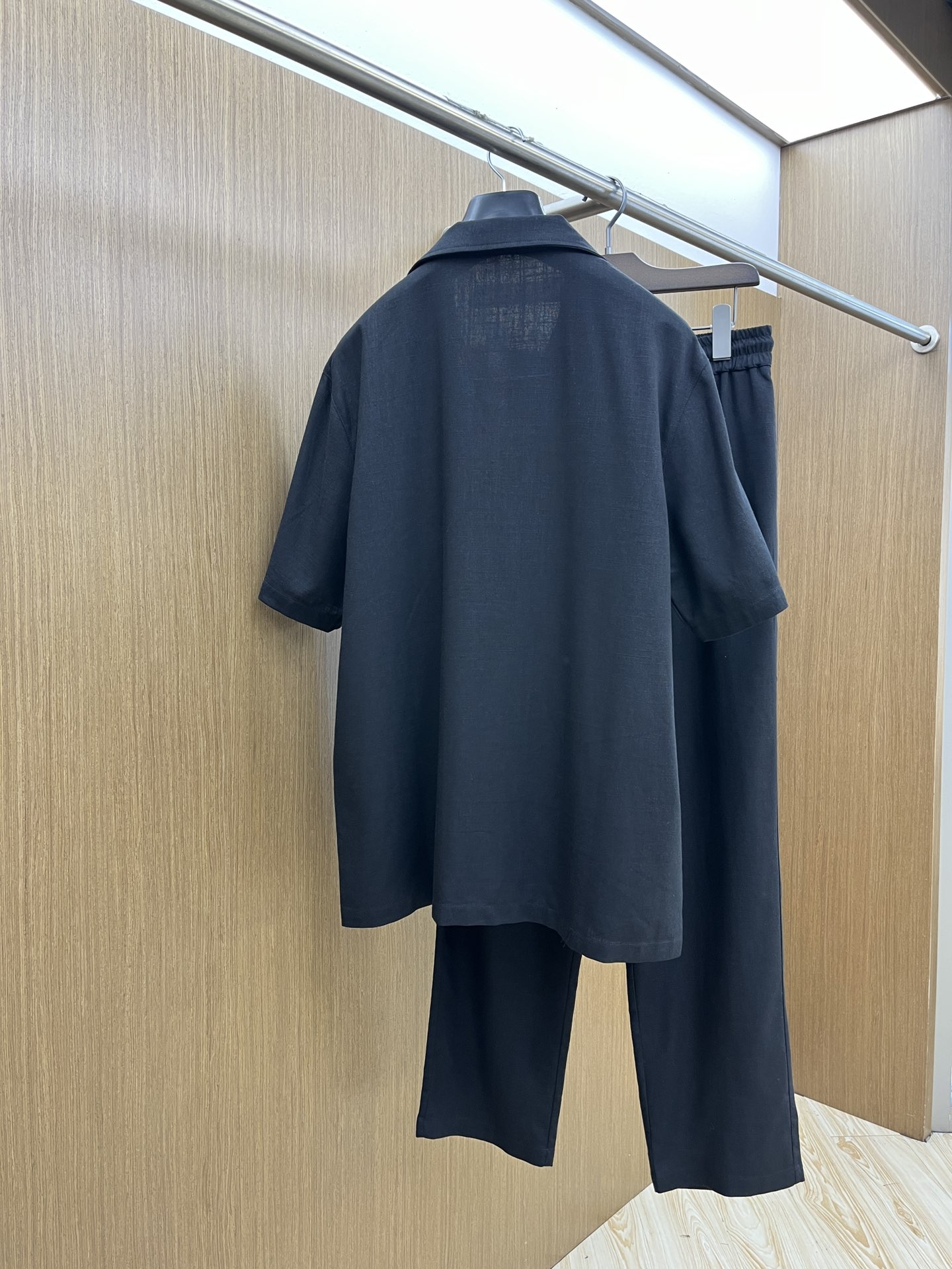/套 lp。🔥ss春夏新品套装Polo短袖+卫裤进口棉麻面料，内里包边走线均匀细致，密而不乱彰显大厂做派