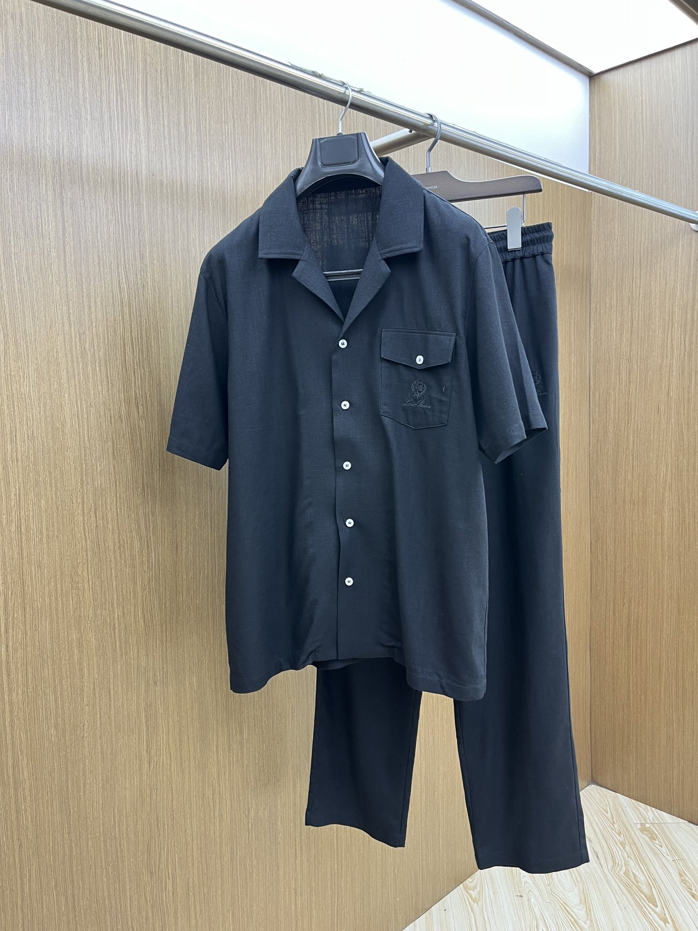 /套 lp。🔥ss春夏新品套装Polo短袖+卫裤进口棉麻面料，内里包边走线均匀细致，密而不乱彰显大厂做派