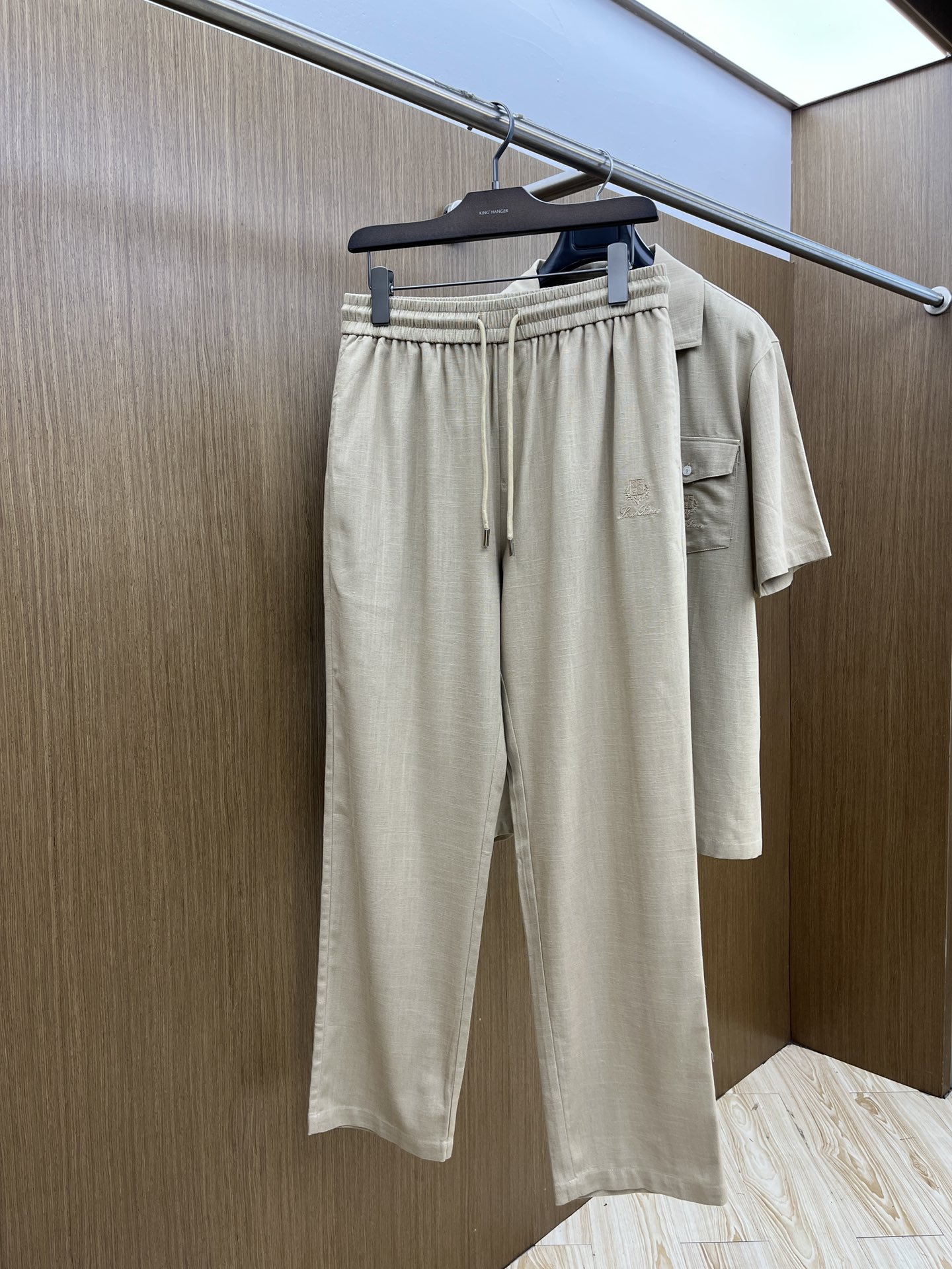 /套 lp。🔥ss春夏新品套装Polo短袖+卫裤进口棉麻面料，内里包边走线均匀细致，密而不乱彰显大厂做派
