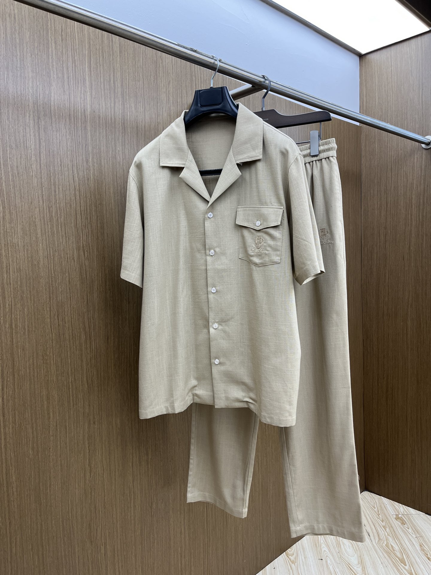 /套 lp。🔥ss春夏新品套装Polo短袖+卫裤进口棉麻面料，内里包边走线均匀细致，密而不乱彰显大厂做派
