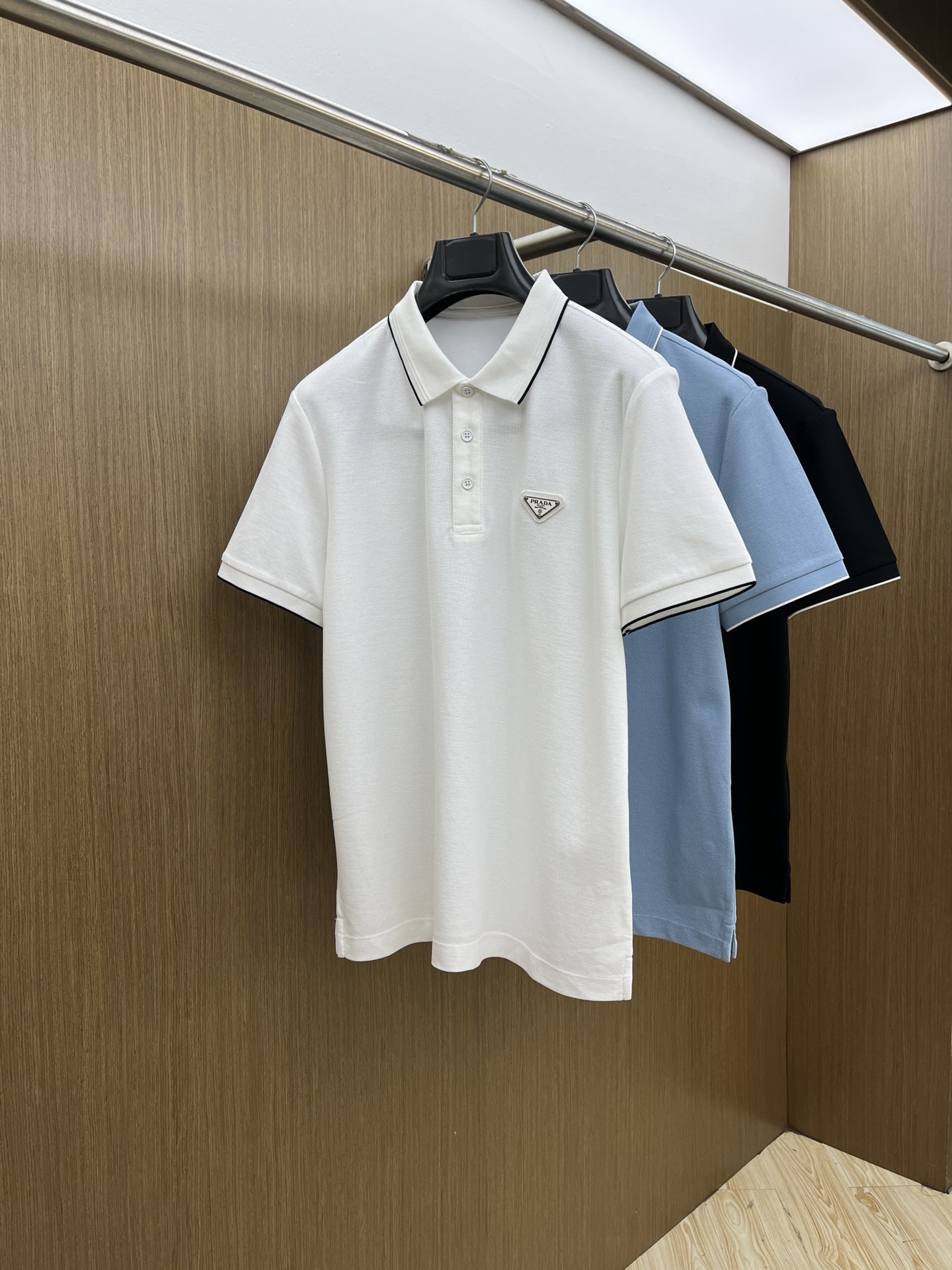 NO:417915,PD Ss early spring new style, business and casual commuting style, fine channels! The aesthetic British cutting art shows the charm of men. 25 Spring and Summer Exclusive logo Polo shirt Short-sleeved T-shirt Classic lapel cutting technology has never stopped. It is neither monotonous nor complex, and the craftsmanship highlights the British style! Customer-supplied hexagonal Zhu Di fabric is made of micro knitting technology, with a comfortable texture and skin-friendly feel, and the details and touch are even more wonderful. Different from inferior and severely dyed Polo shirts. The overall line is neat and symmetrical from the inside to the outside. The craftsmanship quilting structure is seamless. The iconic colored knitted neckline design is neat and detailed and not easy to change, and the exquisite craftsmanship is impeccable.  Originated from the classics of P home. The color of digital embroidery is symmetrical and unified. The fdh chest logo badge embroidery, the masterpiece of the original embroidery craft of instrument needle dots, full and three-dimensional. Number of codes M L XL 2XL 3XL,,T-shirt,tees,t-shirt,alexander wang19860909PD Ss早春新款 商务休闲通勤款,渠道精品!唯美主义的英式裁剪艺术尽显男士魅力风采. 25春夏 专属标识Polo衫短袖T恤 经典的翻领裁剪工艺从未停止.既不单调也不复杂,匠心之作彰显英伦格调! 客供六角朱棣面料,由微型针织工艺制作,手感质感舒适亲肤,细节感和触感柔更是美妙绝伦.区别劣质严重染色品Polo衫. 整体由内到外走线工整对称.工艺化绗缝结构做到了天衣无缝.标志性的彩条针织领口设计工整细致不易变型,精湛的工艺感无懈可击. 源于P家的经典.数械裹绣色泽匀称统一.fdh胸前标识徽章刺绣,器械针点原始刺绣工艺的杰作,饱满立体. 码数 M L XL 2XL 3XL,,T-shirt,tees，t-shirt,alexander wang,Men's clothing