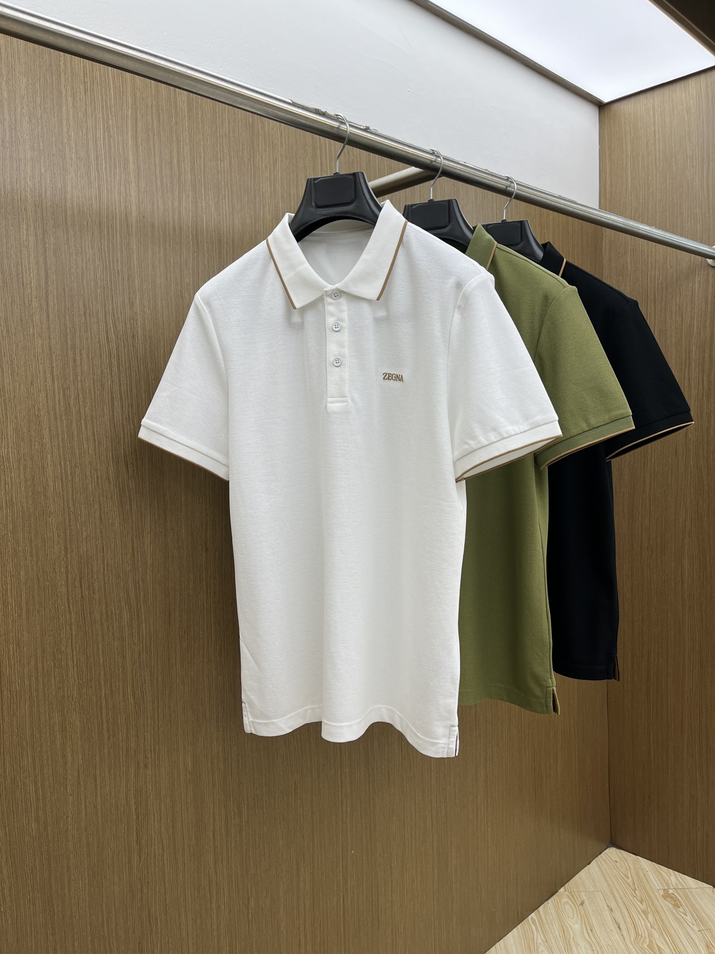 NO:417926,ZZ Ss early spring new style, business and casual commuting style, fine channels! The aesthetic British cutting art shows the charm of men. 25 Spring and Summer Exclusive logo Polo shirt Short-sleeved T-shirt Classic lapel cutting technology has never stopped. It is neither monotonous nor complex, and the craftsmanship highlights the British style! Customer-supplied hexagonal Zhu Di fabric is made of micro knitting technology, with a comfortable texture and skin-friendly feel, and the details and touch are even more wonderful. Different from inferior and severely dyed Polo shirts. The overall line is neat and symmetrical from the inside to the outside. The craftsmanship quilting structure is seamless. The iconic colored knitted neckline design is neat and detailed and not easy to change, and the exquisite craftsmanship is impeccable.  Originating from the classics of P home, the color of digital embroidery is symmetrical and unified. The fdh chest logo badge embroidery, the masterpiece of the original embroidery craft of instrument needle dots, full and three-dimensional. Number of codes M L XL 2XL 3XL,,T-shirt,tees,t-shirt,alexander wang19860909ZZ Ss早春新款 商务休闲通勤款,渠道精品!唯美主义的英式裁剪艺术尽显男士魅力风采. 25春夏 专属标识Polo衫短袖T恤 经典的翻领裁剪工艺从未停止.既不单调也不复杂,匠心之作彰显英伦格调! 客供六角朱棣面料,由微型针织工艺制作,手感质感舒适亲肤,细节感和触感柔更是美妙绝伦.区别劣质严重染色品Polo衫. 整体由内到外走线工整对称.工艺化绗缝结构做到了天衣无缝.标志性的彩条针织领口设计工整细致不易变型,精湛的工艺感无懈可击. 源于P家的经典.数械裹绣色泽匀称统一.fdh胸前标识徽章刺绣,器械针点原始刺绣工艺的杰作,饱满立体. 码数 M L XL 2XL 3XL,,T-shirt,tees，t-shirt,alexander wang,Men's clothing