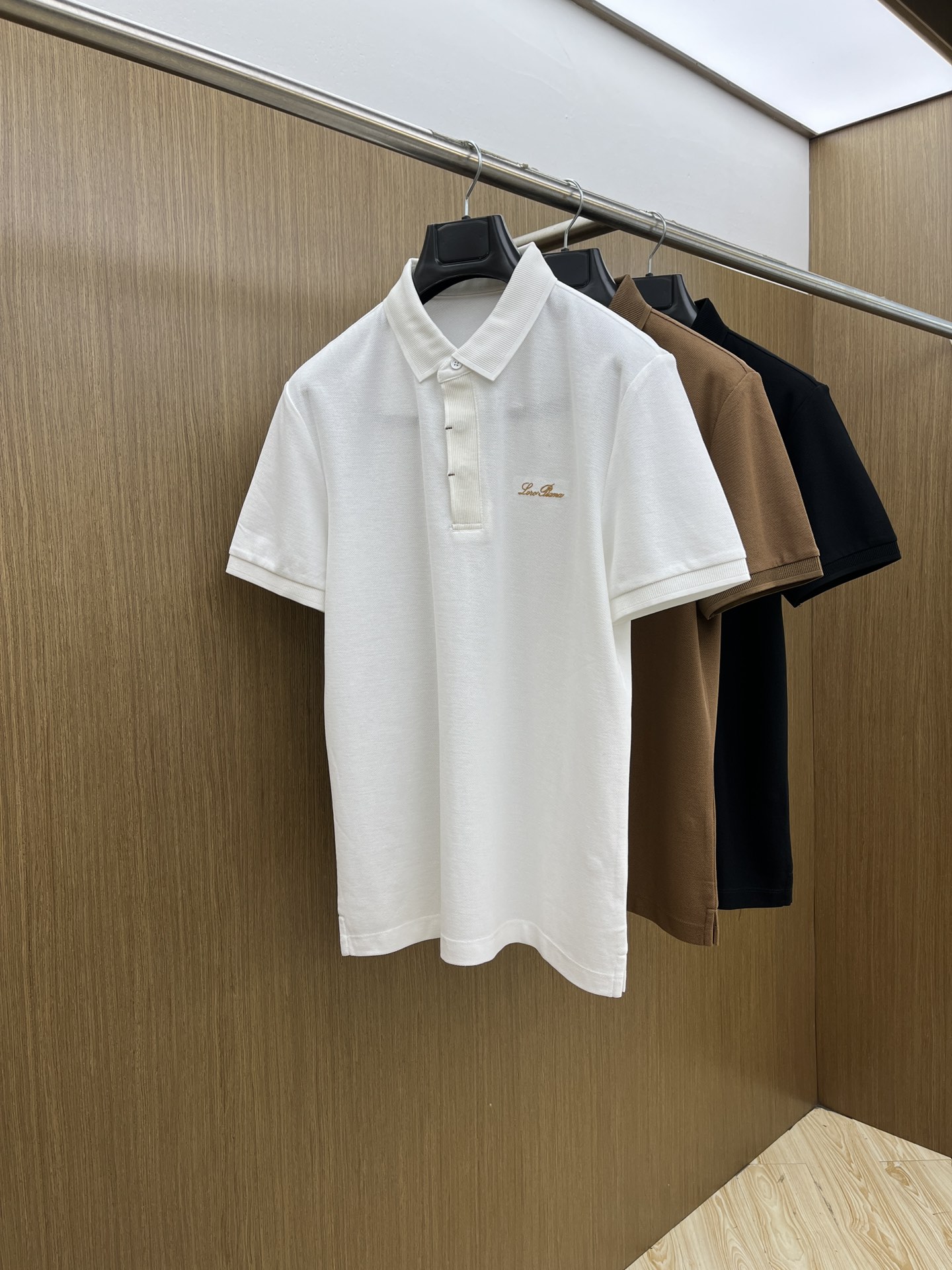 NO:417872,LP Ss early spring new style, business and casual commuting style, fine channels! The aesthetic British cutting art shows the charm of men. 25 Spring and Summer Exclusive logo Polo shirt Short-sleeved T-shirt Classic lapel cutting technology has never stopped. It is neither monotonous nor complex, and the craftsmanship highlights the British style! Customer-supplied hexagonal Zhu Di fabric is made of micro knitting technology, with a comfortable texture and skin-friendly feel, and the details and touch are even more wonderful. Different from inferior and severely dyed Polo shirts. The overall line is neat and symmetrical from the inside to the outside. The craftsmanship quilting structure is seamless. The iconic colored knitted neckline design is neat and detailed and not easy to change, and the exquisite craftsmanship is impeccable.  Originating from the classics of P home. The color of digital embroidery is symmetrical and unified. The fdh chest logo badge embroidery, the masterpiece of the original embroidery craft of instrument needle dots, full and three-dimensional. Number of codes M L XL 2XL 3XL, loro piana, T-shirt,tees, t-shirt,alexander wang19860909LP Ss早春新款 商务休闲通勤款,渠道精品!唯美主义的英式裁剪艺术尽显男士魅力风采. 25春夏 专属标识Polo衫短袖T恤 经典的翻领裁剪工艺从未停止.既不单调也不复杂,匠心之作彰显英伦格调! 客供六角朱棣面料,由微型针织工艺制作,手感质感舒适亲肤,细节感和触感柔更是美妙绝伦.区别劣质严重染色品Polo衫. 整体由内到外走线工整对称.工艺化绗缝结构做到了天衣无缝.标志性的彩条针织领口设计工整细致不易变型,精湛的工艺感无懈可击. 源于P家的经典.数械裹绣色泽匀称统一.fdh胸前标识徽章刺绣,器械针点原始刺绣工艺的杰作,饱满立体. 码数 M L XL 2XL 3XL,,loro piana,T-shirt,tees，t-shirt,alexander wang,Men's clothing