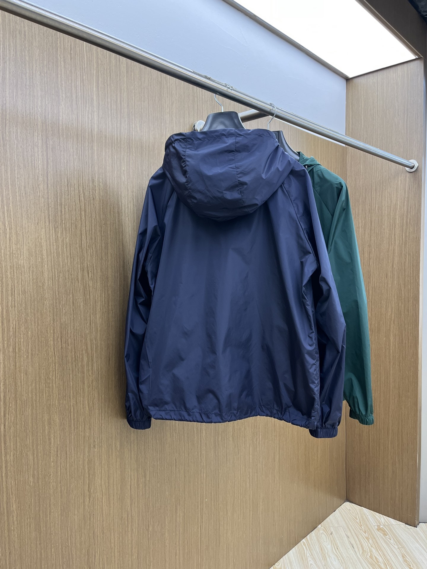 新品 PD 🔥🔥开春新款男士连帽夹克外套，高定专柜面料 透气舒适度高，细节无可挑剔，品牌元素设计理念，做