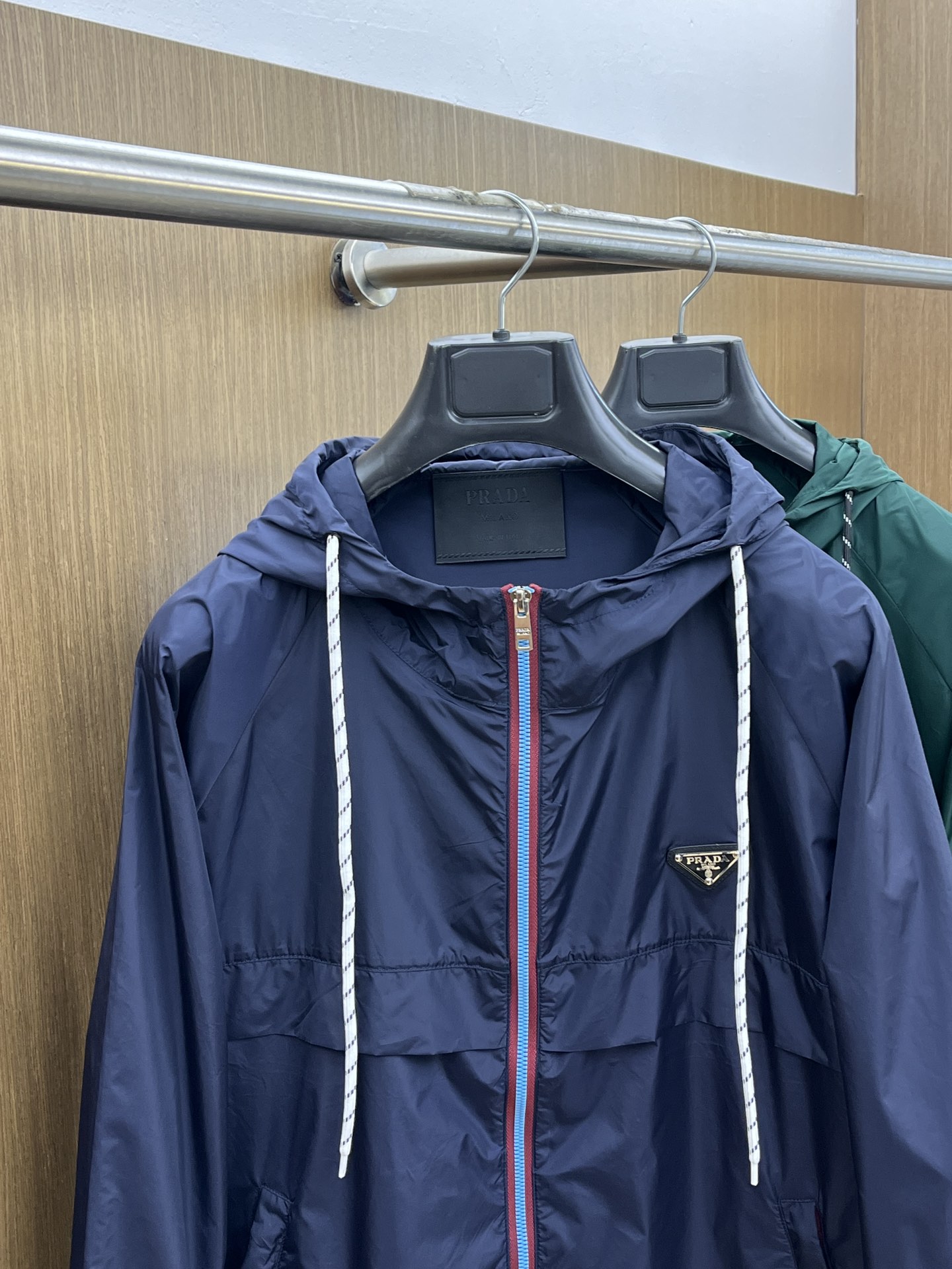 新品 PD 🔥🔥开春新款男士连帽夹克外套，高定专柜面料 透气舒适度高，细节无可挑剔，品牌元素设计理念，做