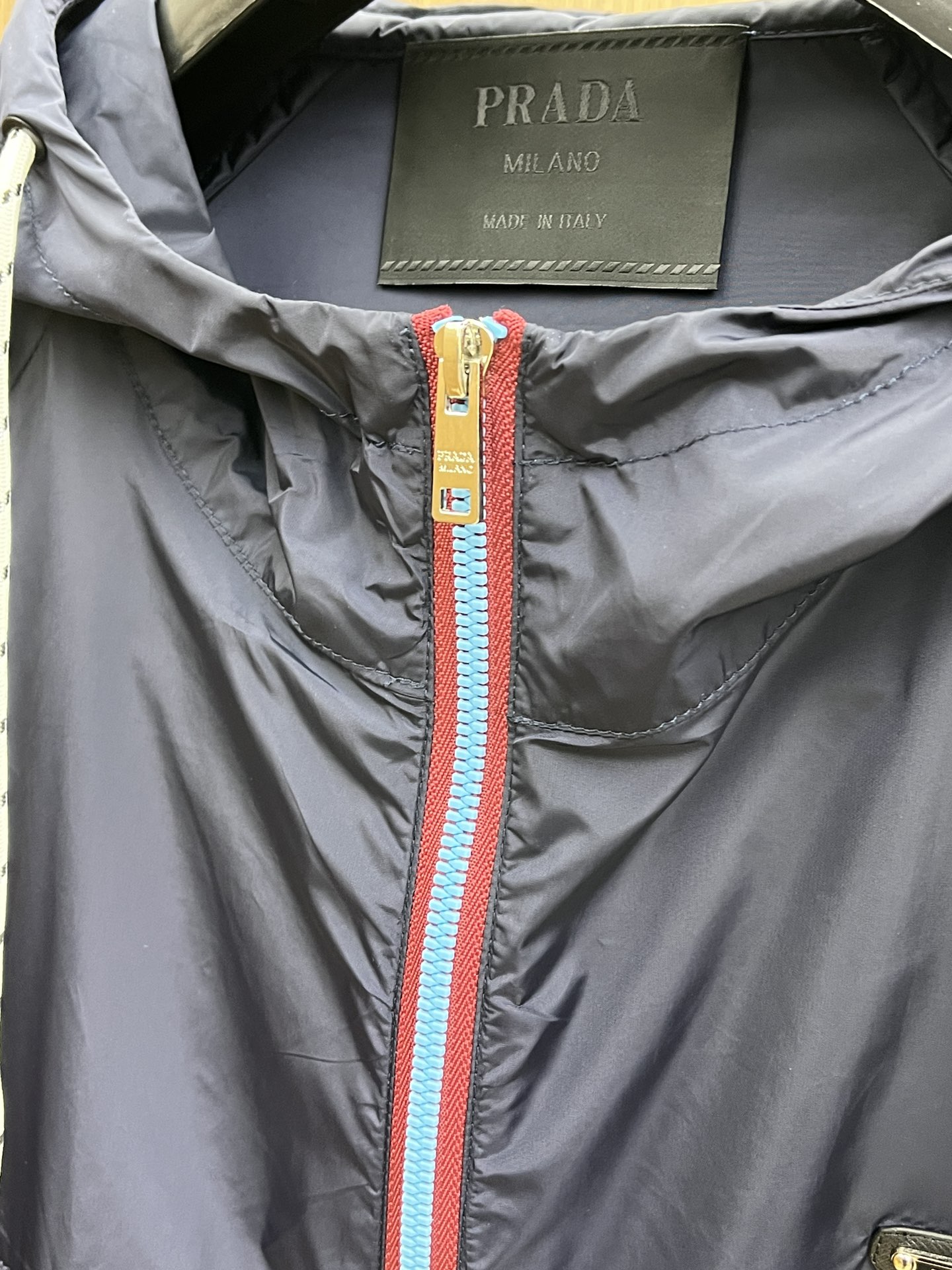 新品 PD 🔥🔥开春新款男士连帽夹克外套，高定专柜面料 透气舒适度高，细节无可挑剔，品牌元素设计理念，做