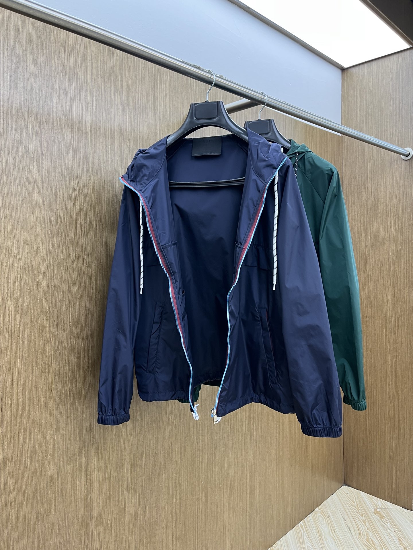 新品 PD 🔥🔥开春新款男士连帽夹克外套，高定专柜面料 透气舒适度高，细节无可挑剔，品牌元素设计理念，做