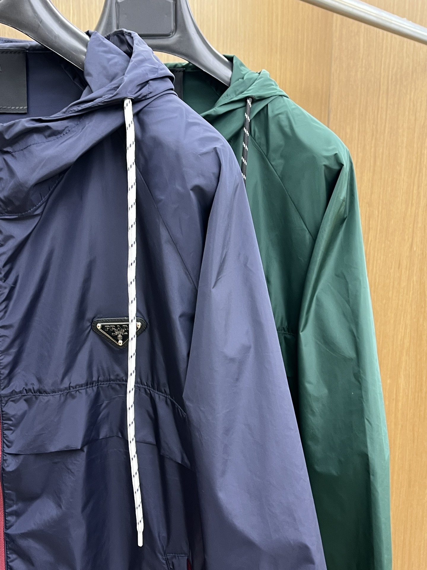 新品 PD 🔥🔥开春新款男士连帽夹克外套，高定专柜面料 透气舒适度高，细节无可挑剔，品牌元素设计理念，做