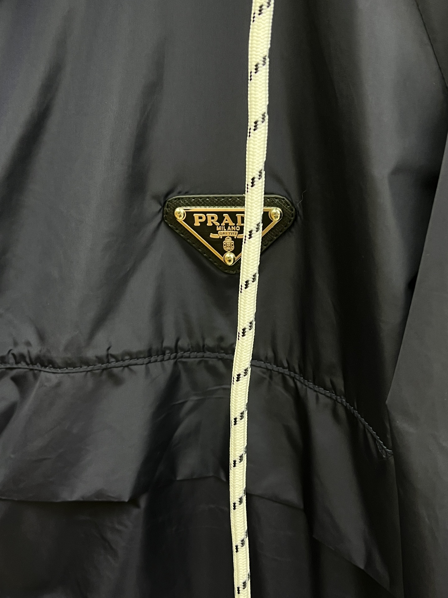 新品 PD 🔥🔥开春新款男士连帽夹克外套，高定专柜面料 透气舒适度高，细节无可挑剔，品牌元素设计理念，做