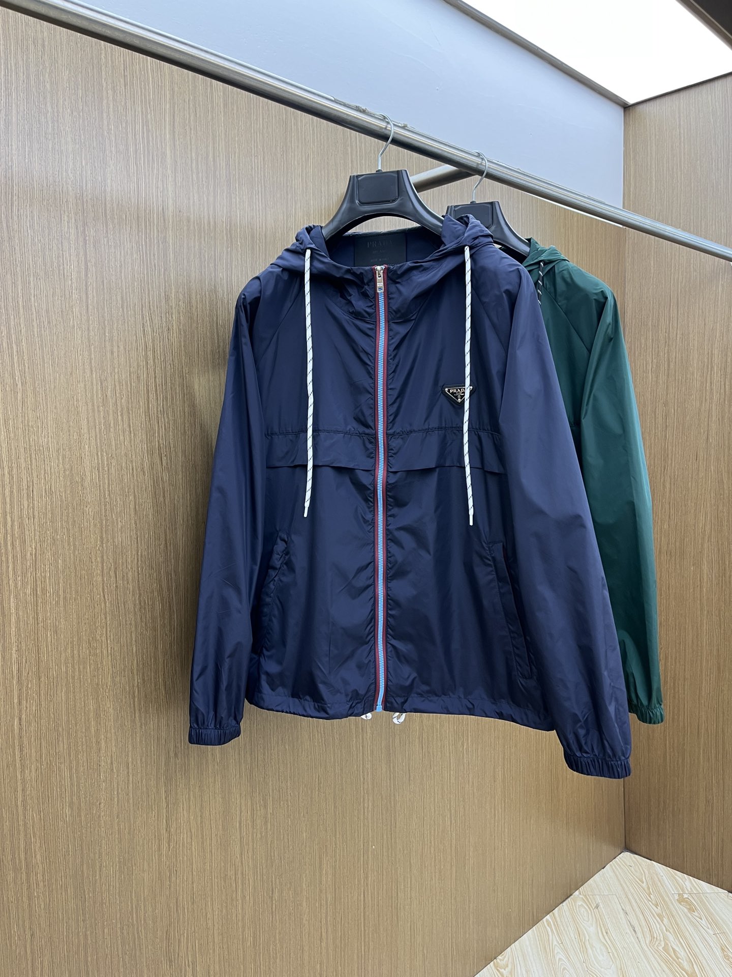 新品 PD 🔥🔥开春新款男士连帽夹克外套，高定专柜面料 透气舒适度高，细节无可挑剔，品牌元素设计理念，做