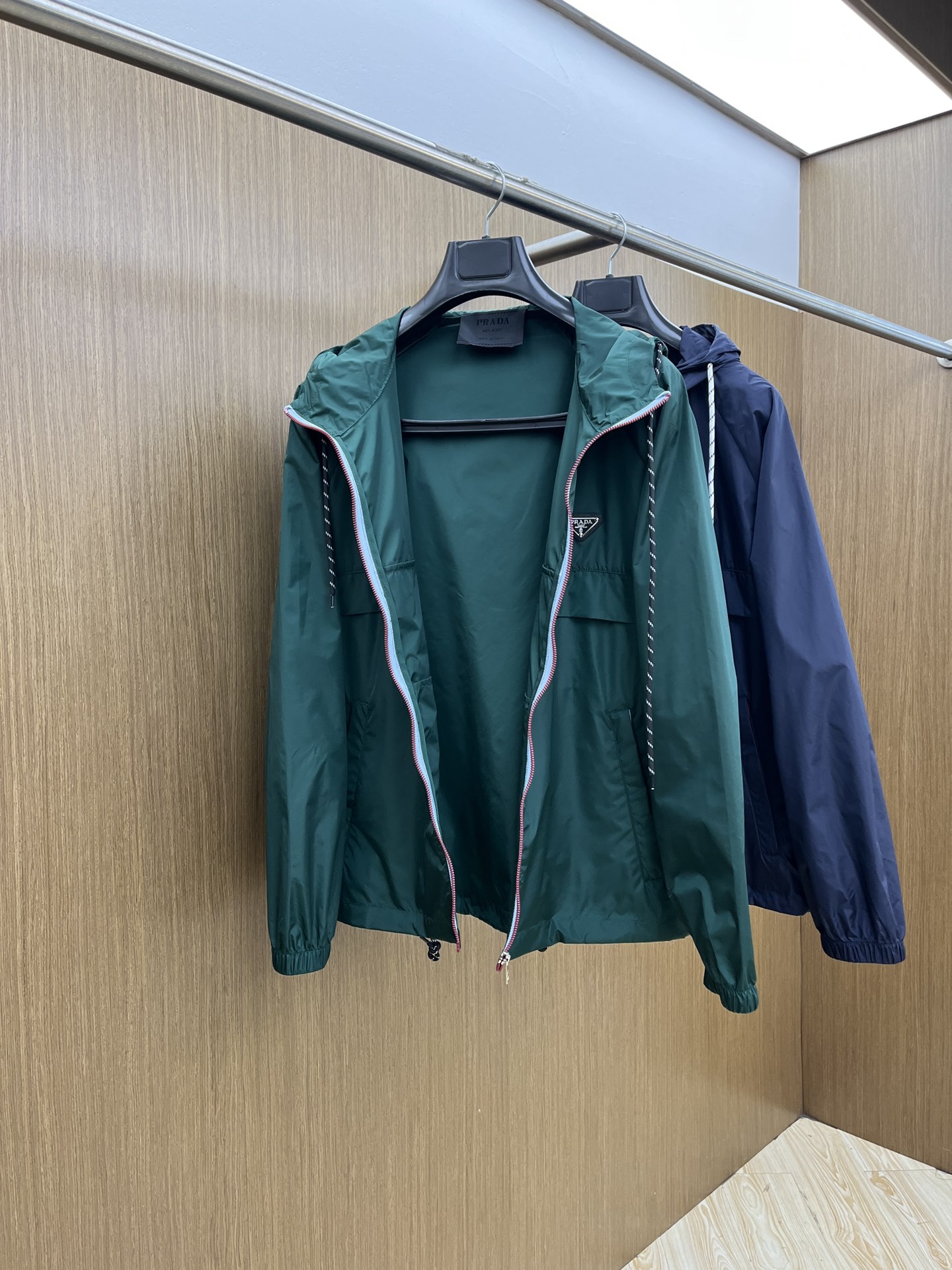 新品 PD 🔥🔥开春新款男士连帽夹克外套，高定专柜面料 透气舒适度高，细节无可挑剔，品牌元素设计理念，做