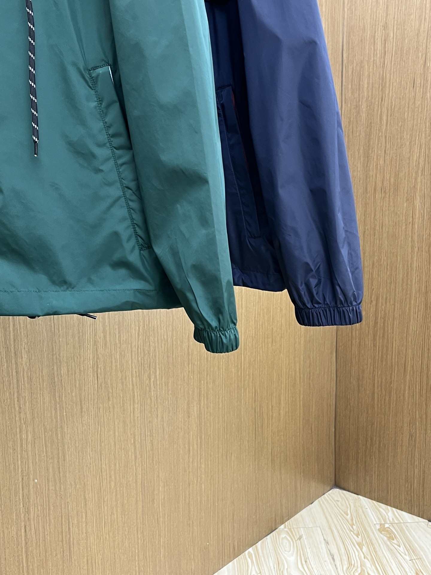 新品 PD 🔥🔥开春新款男士连帽夹克外套，高定专柜面料 透气舒适度高，细节无可挑剔，品牌元素设计理念，做