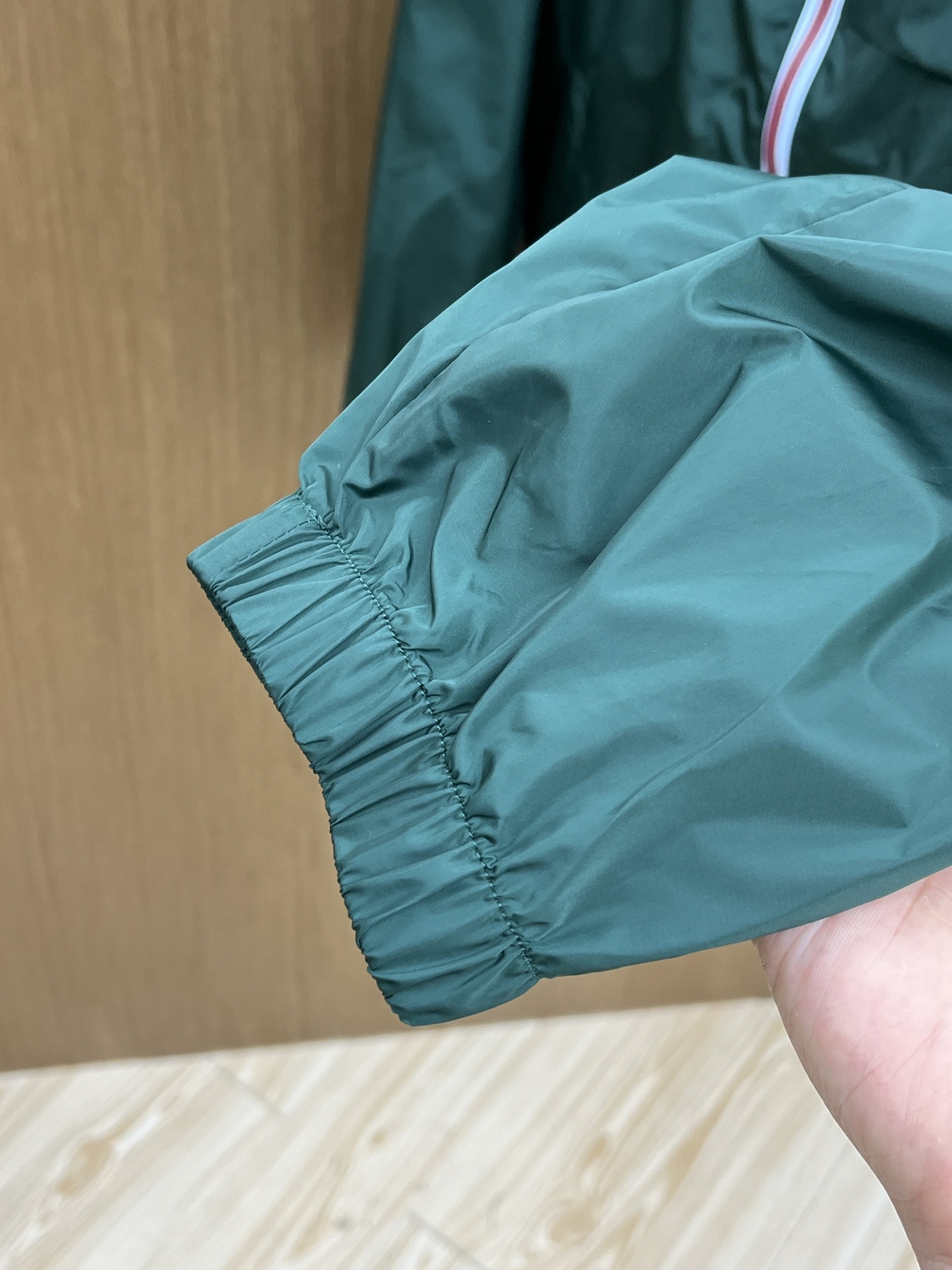 新品 PD 🔥🔥开春新款男士连帽夹克外套，高定专柜面料 透气舒适度高，细节无可挑剔，品牌元素设计理念，做