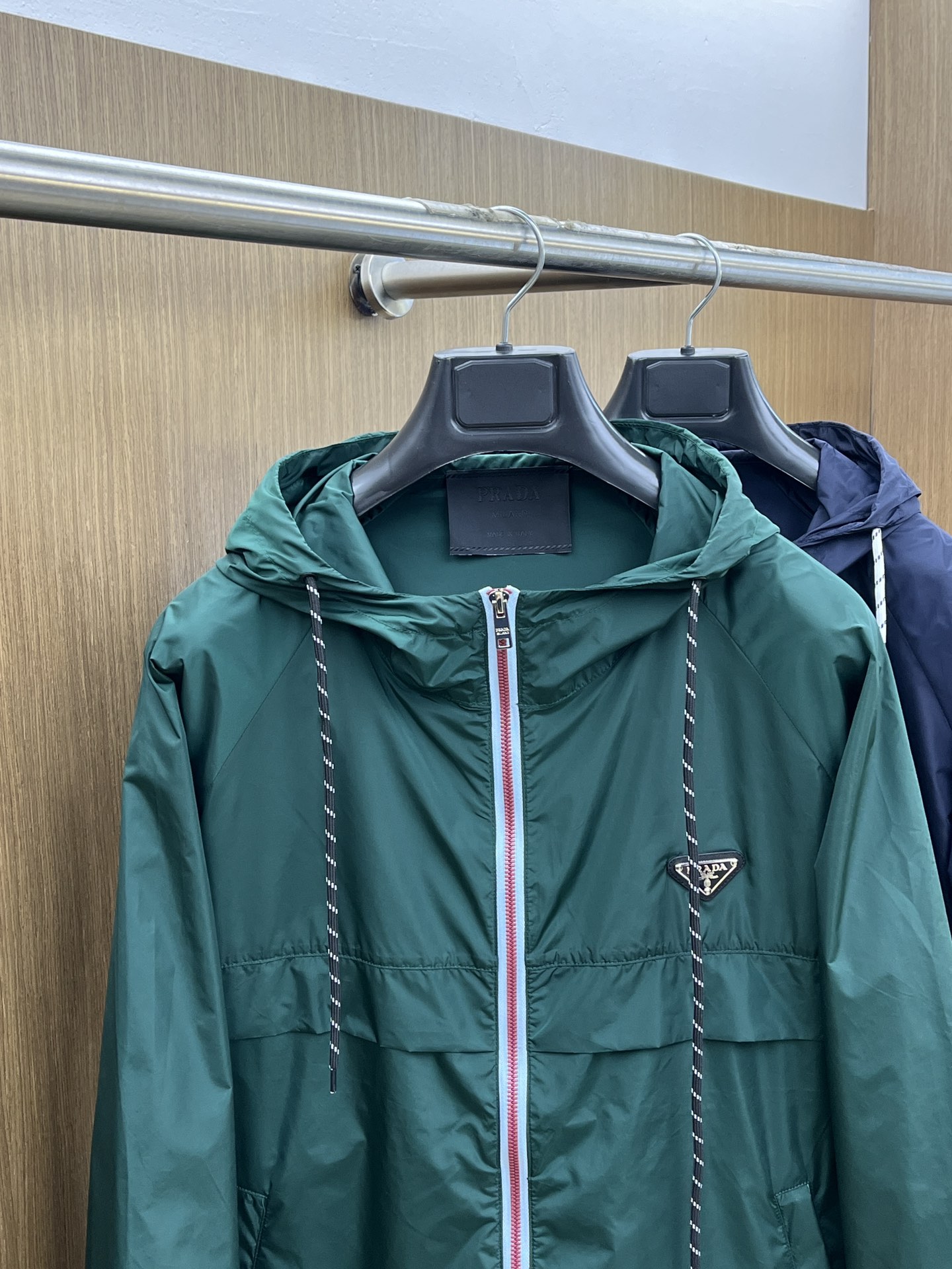 新品 PD 🔥🔥开春新款男士连帽夹克外套，高定专柜面料 透气舒适度高，细节无可挑剔，品牌元素设计理念，做