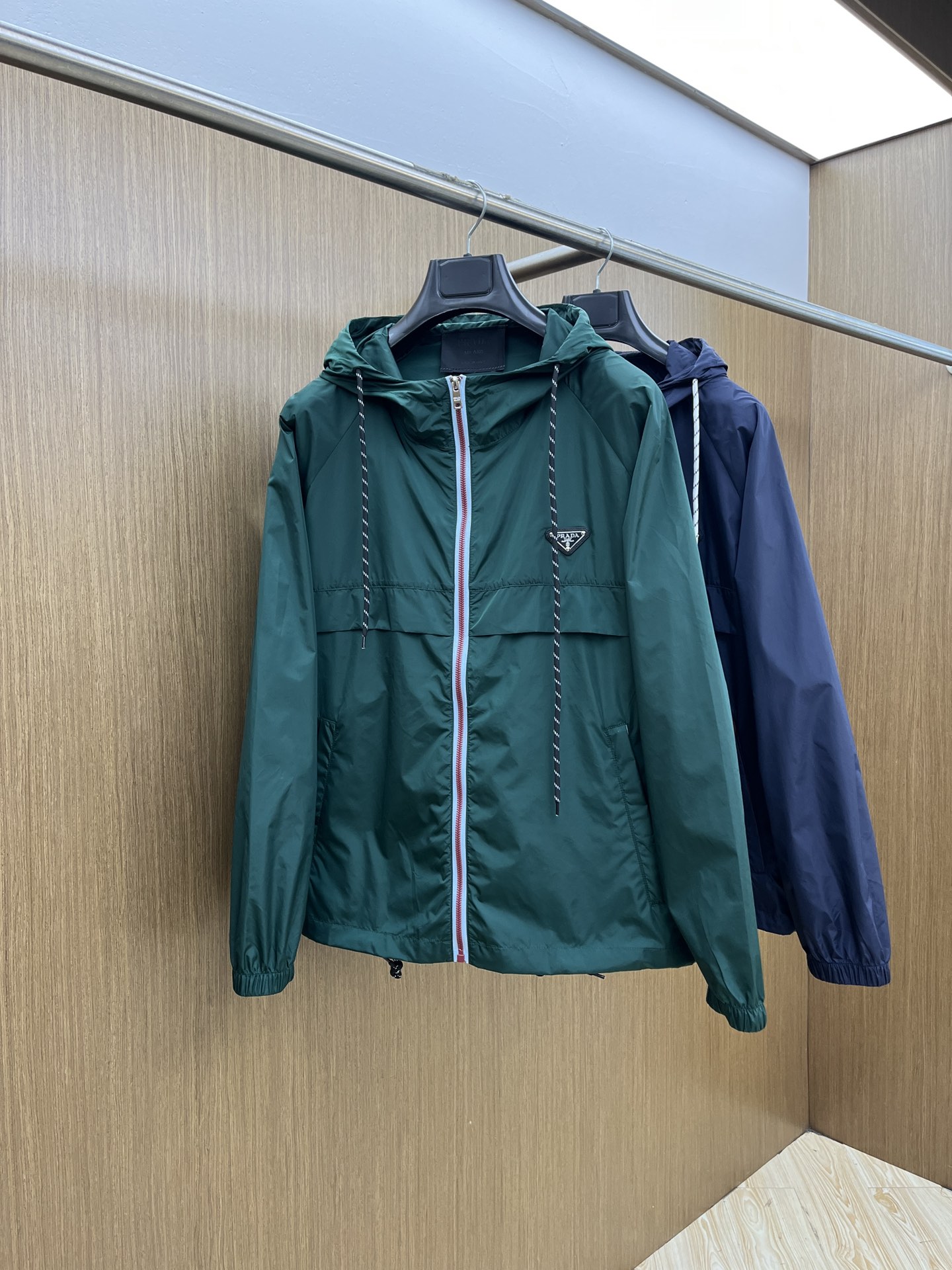 NO:475279,New product PD New men's hooded jacket jacket in spring, high-quality counter fabric, breathable and comfortable, impeccable details, brand elements design concept, exquisite workmanship and complex craftsmanship, professional purchasing grade reflects high quality. LZ feels delicate and soft!  It is casually cut, with a great upper body style!  Code number M-XXL,,jackets & coats,jackets & coats,hats,alexander wang19860909新品 PD 开春新款男士连帽夹克外套,高定专柜面料 透气舒适度高,细节无可挑剔,品牌元素设计理念,做工考究工艺复杂,专业代购级体现高品质.LZ手感细腻柔软！呈现休闲裁剪,上身版型超赞！ 码数M-XXL,,jackets & coats,jackets & coats,hats,alexander wang,Men's clothing