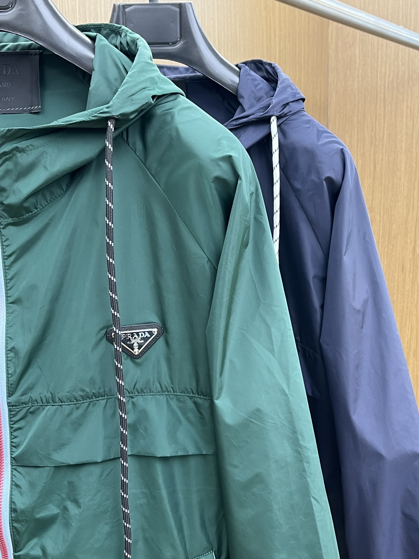 新品 PD 🔥🔥开春新款男士连帽夹克外套，高定专柜面料 透气舒适度高，细节无可挑剔，品牌元素设计理念，做