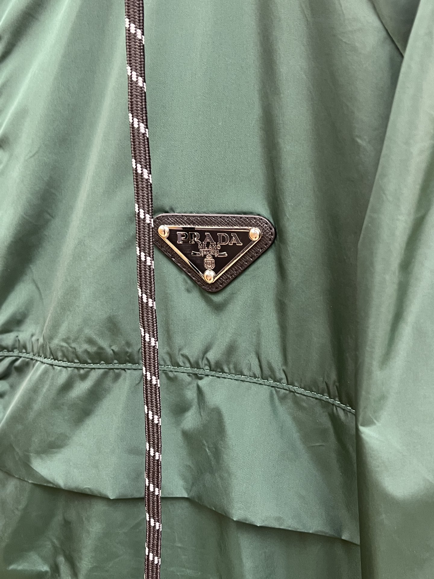 新品 PD 🔥🔥开春新款男士连帽夹克外套，高定专柜面料 透气舒适度高，细节无可挑剔，品牌元素设计理念，做