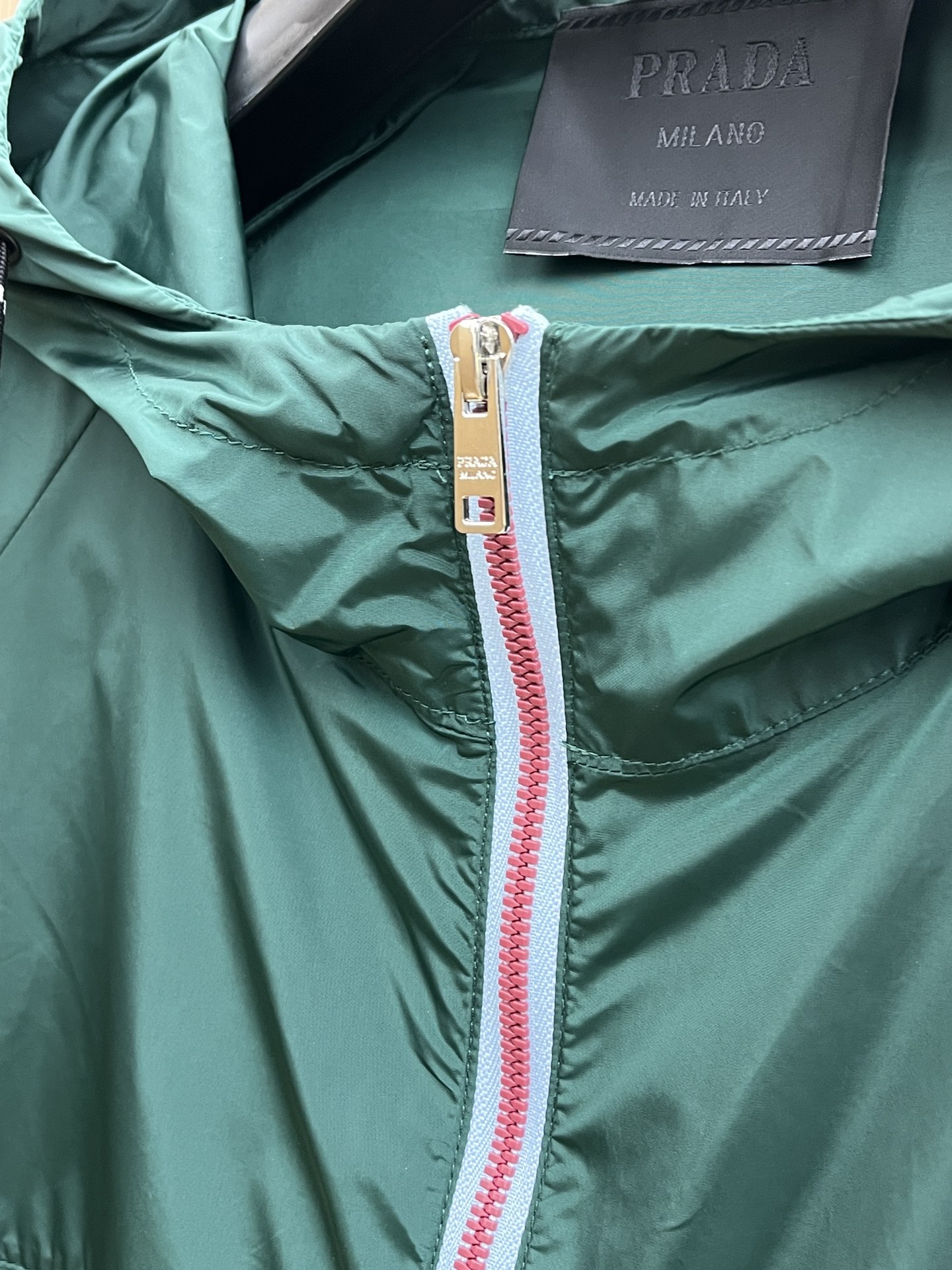 新品 PD 🔥🔥开春新款男士连帽夹克外套，高定专柜面料 透气舒适度高，细节无可挑剔，品牌元素设计理念，做