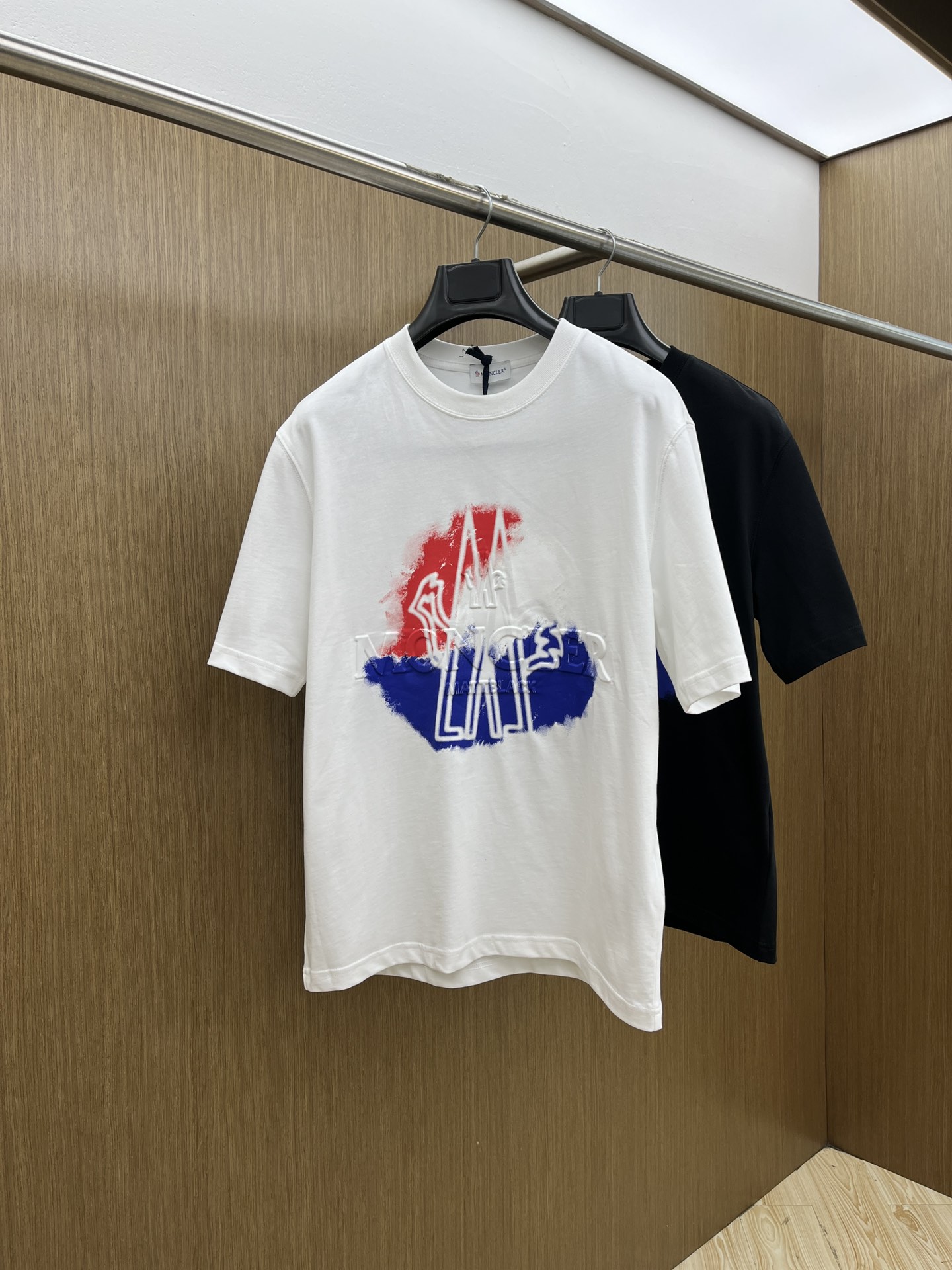 NO:437041,New product Mon Spring and summer new round neck, the latest short-sleeved round neck T-shirt in the first counter, high-end customization, avant-garde and fashionable design, brand logo heavy craftsmanship design, high-end customized original fabric, soft touch, comfortable wearing of the upper body, exquisite car line, fine workmanship, unrivaled handsome fdh man's essential items, color black. White, S-2XL, T-shirt,tees, t-shirt,alexander wang19860909新品 Mon 春夏新款圆领 首发专柜最新款短袖圆领T恤 高端订制 设计前卫时尚 品牌logo重工艺设计 高端定制原版面料 手感柔软 上身穿着舒适 专柜级别精致车线 做工精细 上身效果无敌帅气 fdh型男必备单品 颜色黑色.白色 码数S-2XL,,T-shirt,tees，t-shirt,alexander wang,Men's clothing