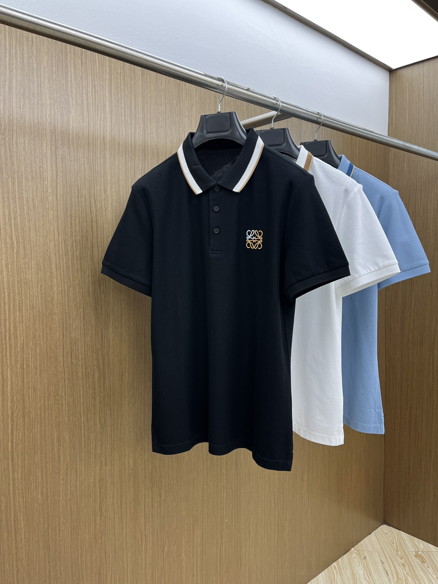 NO:417902,LOE Ss early spring new style, business and casual commuting style, fine channels! The aesthetic British cutting art shows the charm of men. 25 Spring and Summer Exclusive logo Polo shirt Short-sleeved T-shirt Classic lapel cutting technology has never stopped. It is neither monotonous nor complex, and the craftsmanship highlights the British style! Customer-supplied hexagonal Zhu Di fabric is made of micro knitting technology, with a comfortable texture and skin-friendly feel, and the details and touch are even more wonderful. Different from inferior and severely dyed Polo shirts. The overall line is neat and symmetrical from the inside to the outside. The craftsmanship quilting structure is seamless. The iconic colored knitted neckline design is neat and detailed and not easy to change, and the exquisite craftsmanship is impeccable.  Originating from the classics of P home. The color of digital embroidery is symmetrical and unified. The fdh chest logo badge embroidery, the masterpiece of the original embroidery craft of instrument needle dots, full and three-dimensional. Number of codes M L XL 2XL 3XL,,loewe,T-shirt,tees,t-shirt,alexander wang19860909LOE Ss早春新款 商务休闲通勤款,渠道精品!唯美主义的英式裁剪艺术尽显男士魅力风采. 25春夏 专属标识Polo衫短袖T恤 经典的翻领裁剪工艺从未停止.既不单调也不复杂,匠心之作彰显英伦格调! 客供六角朱棣面料,由微型针织工艺制作,手感质感舒适亲肤,细节感和触感柔更是美妙绝伦.区别劣质严重染色品Polo衫. 整体由内到外走线工整对称.工艺化绗缝结构做到了天衣无缝.标志性的彩条针织领口设计工整细致不易变型,精湛的工艺感无懈可击. 源于P家的经典.数械裹绣色泽匀称统一.fdh胸前标识徽章刺绣,器械针点原始刺绣工艺的杰作,饱满立体. 码数 M L XL 2XL 3XL,,loewe,T-shirt,tees，t-shirt,alexander wang,Men's clothing