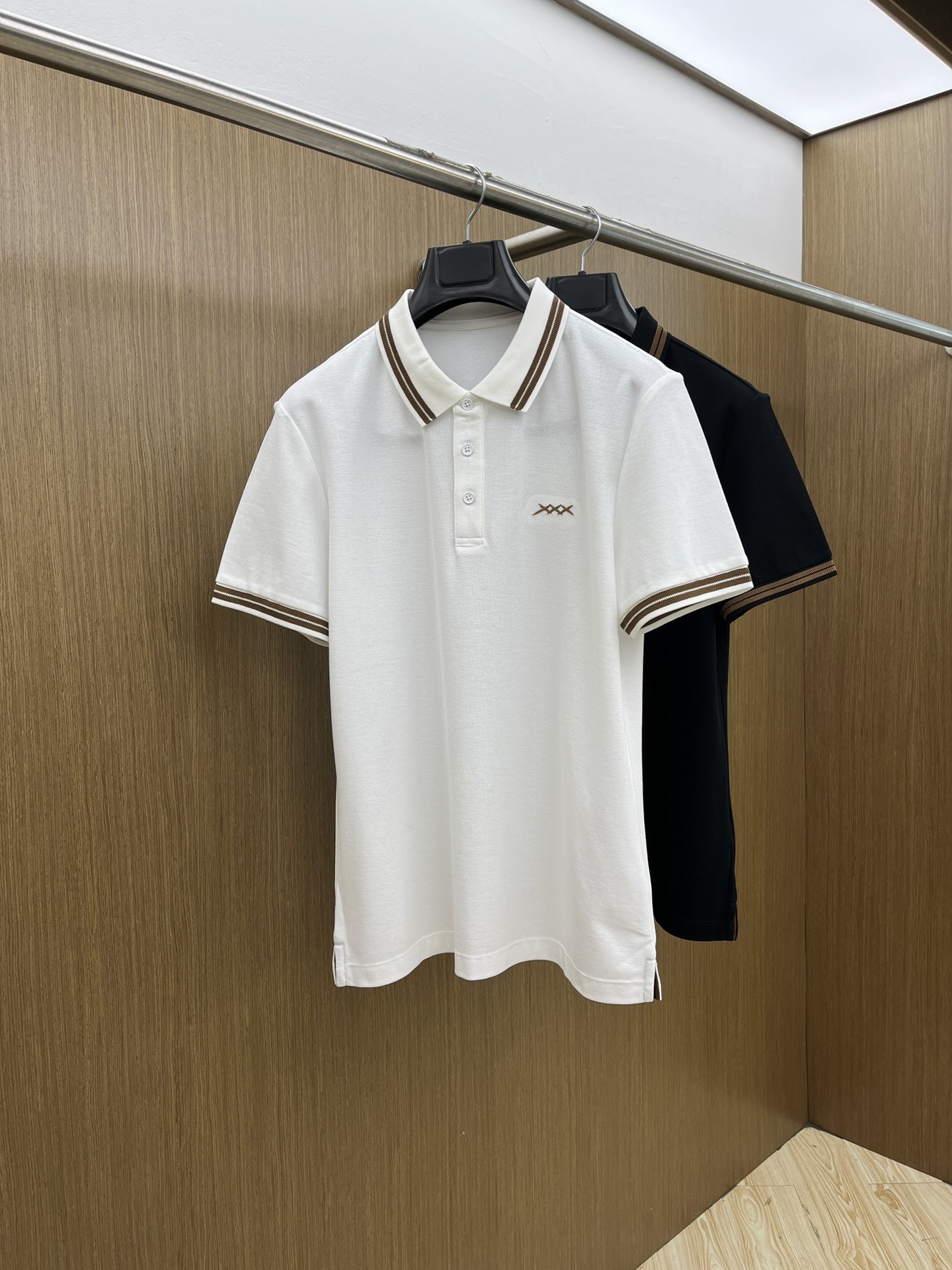 NO:417921,ZZ Ss early spring new style, business and casual commuting style, fine channels! The aesthetic British cutting art shows the charm of men. 25 Spring and Summer Exclusive logo Polo shirt Short-sleeved T-shirt Classic lapel cutting technology has never stopped. It is neither monotonous nor complex, and the craftsmanship highlights the British style! Customer-supplied hexagonal Zhu Di fabric is made of micro knitting technology, with a comfortable texture and skin-friendly feel, and the details and touch are even more wonderful. Different from inferior and severely dyed Polo shirts. The overall line is neat and symmetrical from the inside to the outside. The craftsmanship quilting structure is seamless. The iconic colored knitted neckline design is neat and detailed and not easy to change, and the exquisite craftsmanship is impeccable.  Originating from the classics of P home, the color of digital embroidery is symmetrical and unified. The fdh chest logo badge embroidery, the masterpiece of the original embroidery craft of instrument needle dots, full and three-dimensional. Number of codes M L XL 2XL 3XL,,T-shirt,tees,t-shirt,alexander wang19860909ZZ Ss早春新款 商务休闲通勤款,渠道精品!唯美主义的英式裁剪艺术尽显男士魅力风采. 25春夏 专属标识Polo衫短袖T恤 经典的翻领裁剪工艺从未停止.既不单调也不复杂,匠心之作彰显英伦格调! 客供六角朱棣面料,由微型针织工艺制作,手感质感舒适亲肤,细节感和触感柔更是美妙绝伦.区别劣质严重染色品Polo衫. 整体由内到外走线工整对称.工艺化绗缝结构做到了天衣无缝.标志性的彩条针织领口设计工整细致不易变型,精湛的工艺感无懈可击. 源于P家的经典.数械裹绣色泽匀称统一.fdh胸前标识徽章刺绣,器械针点原始刺绣工艺的杰作,饱满立体. 码数 M L XL 2XL 3XL,,T-shirt,tees，t-shirt,alexander wang,Men's clothing