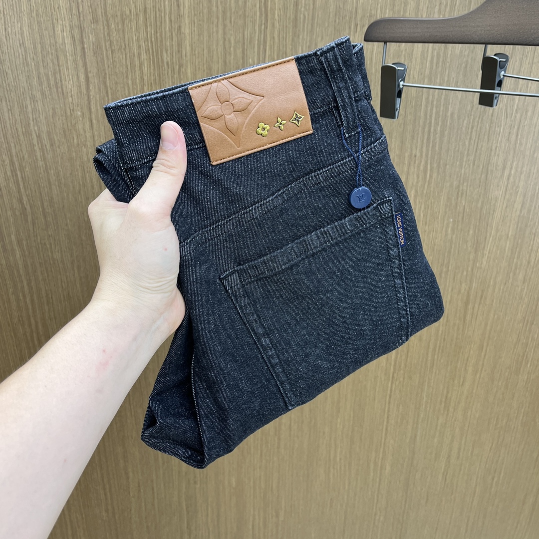 NO:427734,Price adjustment New LV high-end customization, the latest jeans in early spring 2025 are released simultaneously on the counter. Original custom reproduction. Customer-supplied hardware and accessories. Original quality. Imported denim fabric heavy-duty washing. Boutique leather brand. Fine workmanship and excellent upper body!  FMZ preferred single product number 30-38 no 35.37, louis vuitton,jeans,alexander wang19860909调价 新款 LV 高端定制、2025早春最新款牛仔裤 柜台同步发售 原版定制复刻 客供五金辅料 原单品质 进口牛仔面料重工洗水 精品皮牌 做工走线精细 上身绝佳！fmz优选单品 码数30-38无35.37,,louis vuitton,jeans,alexander wang,Men's clothing