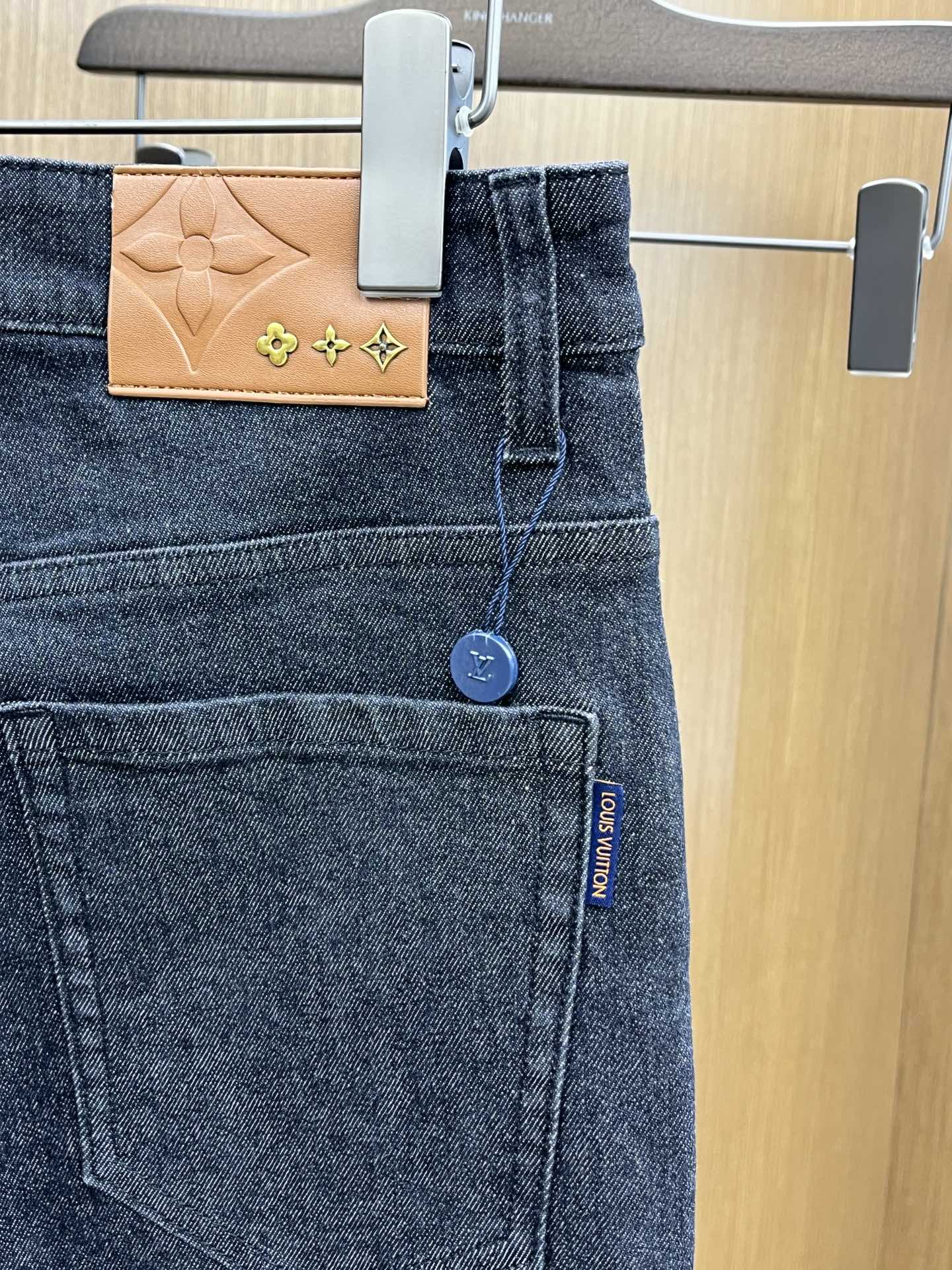 调价 新款 LV 🔥🔥高端定制、2025早春最新款牛仔裤 柜台同步发售 原版定制复刻 客供五金辅料 原单