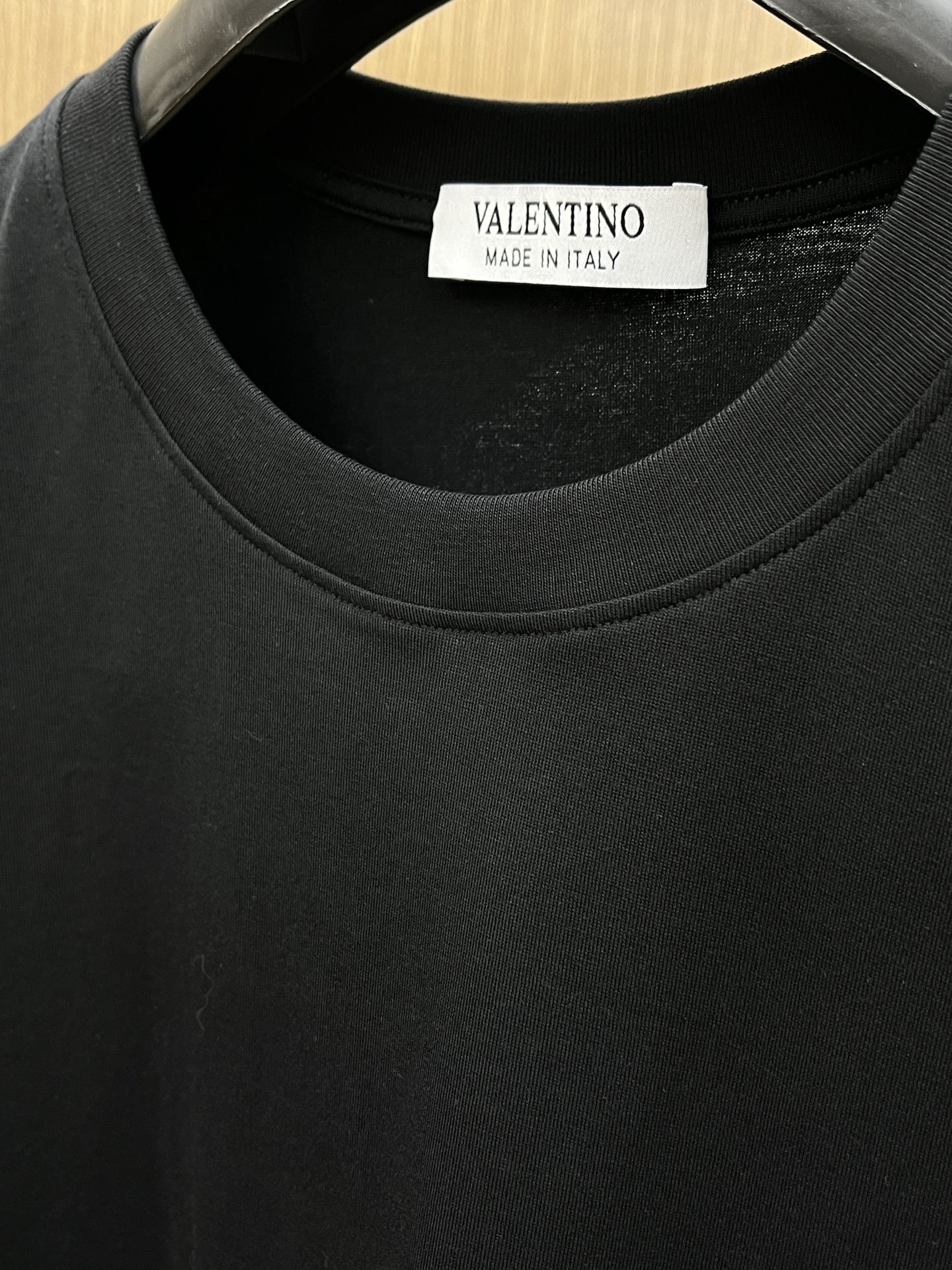 新品 VLTN 🔥SS官网新款标识细节棉质T恤衫。订织全棉面料质感好，面料舒适亲肤 超级舒适 a60值得