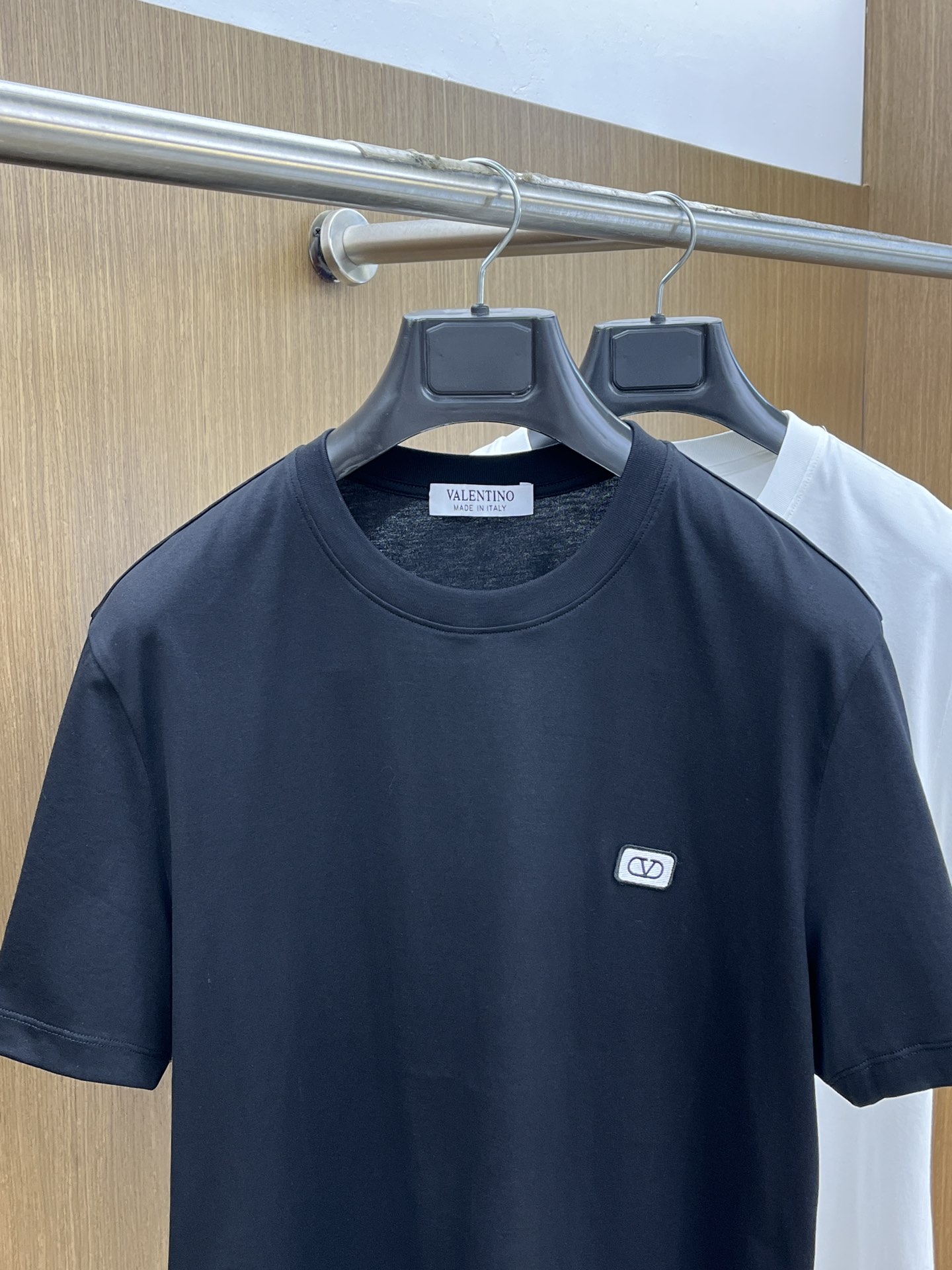 新品 VLTN 🔥SS官网新款标识细节棉质T恤衫。订织全棉面料质感好，面料舒适亲肤 超级舒适 a60值得