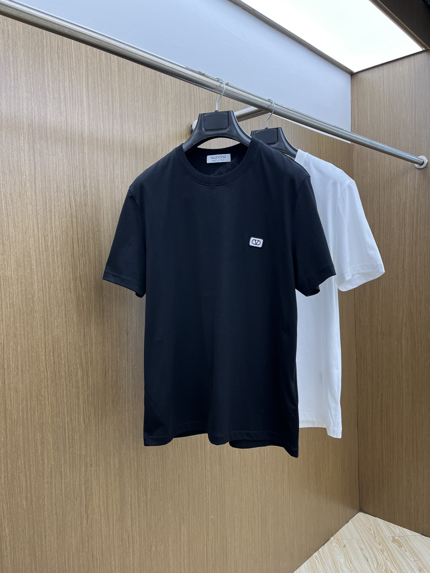 新品 VLTN 🔥SS官网新款标识细节棉质T恤衫。订织全棉面料质感好，面料舒适亲肤 超级舒适 a60值得
