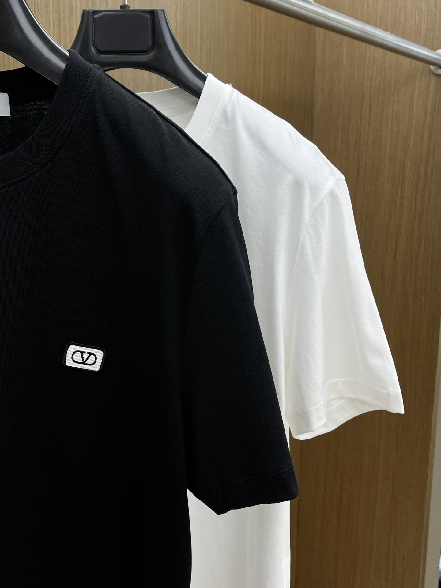 新品 VLTN 🔥SS官网新款标识细节棉质T恤衫。订织全棉面料质感好，面料舒适亲肤 超级舒适 a60值得