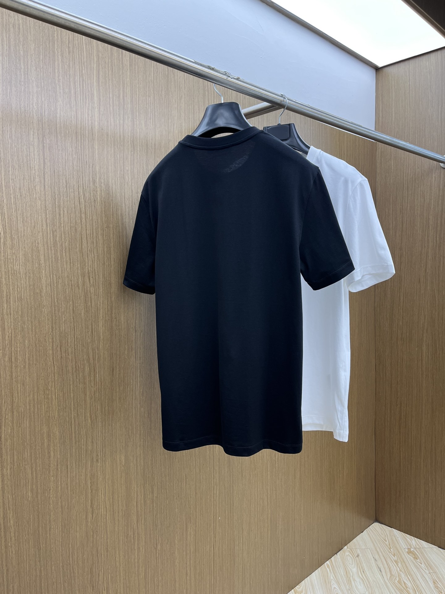 新品 VLTN 🔥SS官网新款标识细节棉质T恤衫。订织全棉面料质感好，面料舒适亲肤 超级舒适 a60值得