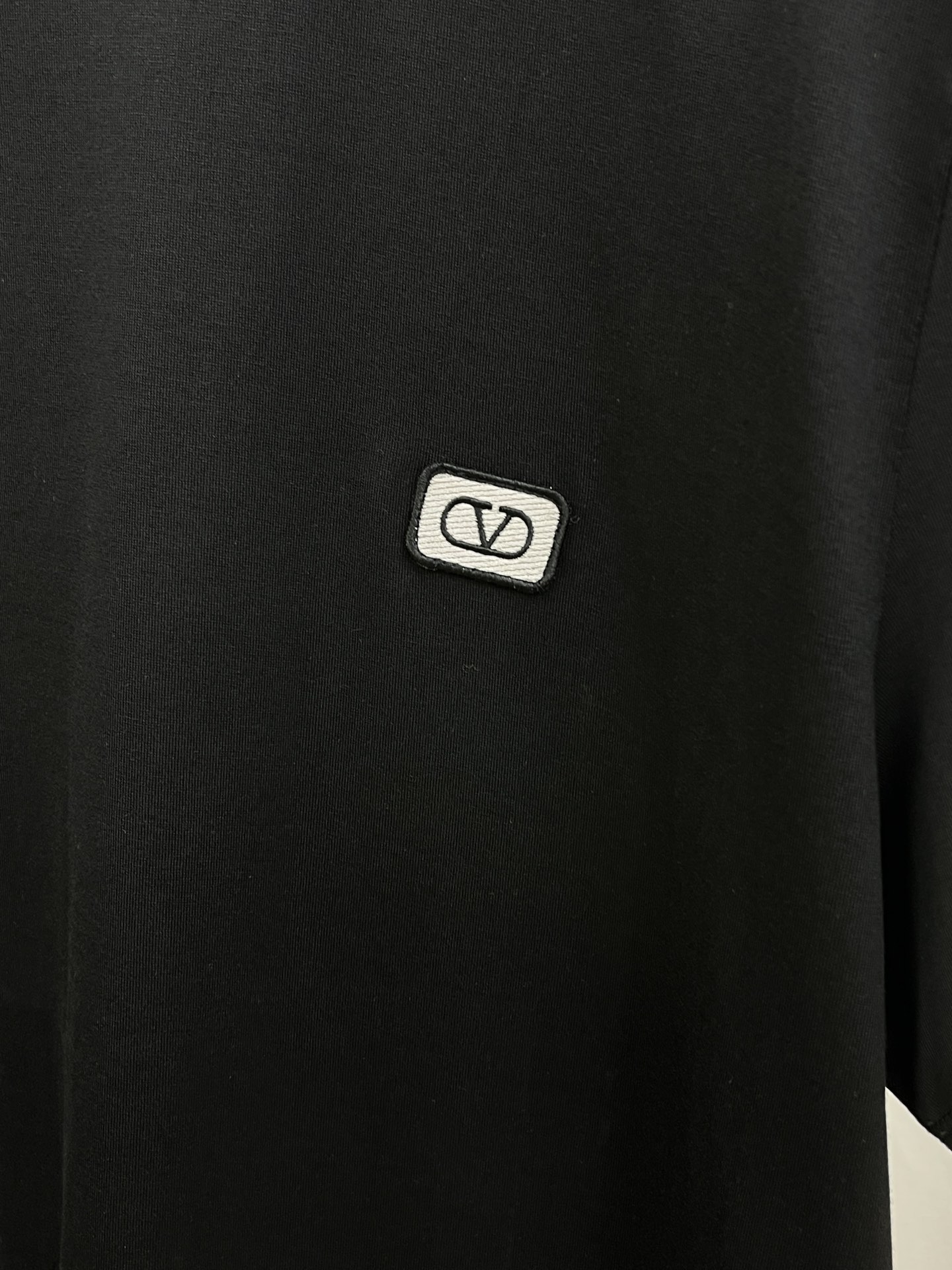 新品 VLTN 🔥SS官网新款标识细节棉质T恤衫。订织全棉面料质感好，面料舒适亲肤 超级舒适 a60值得